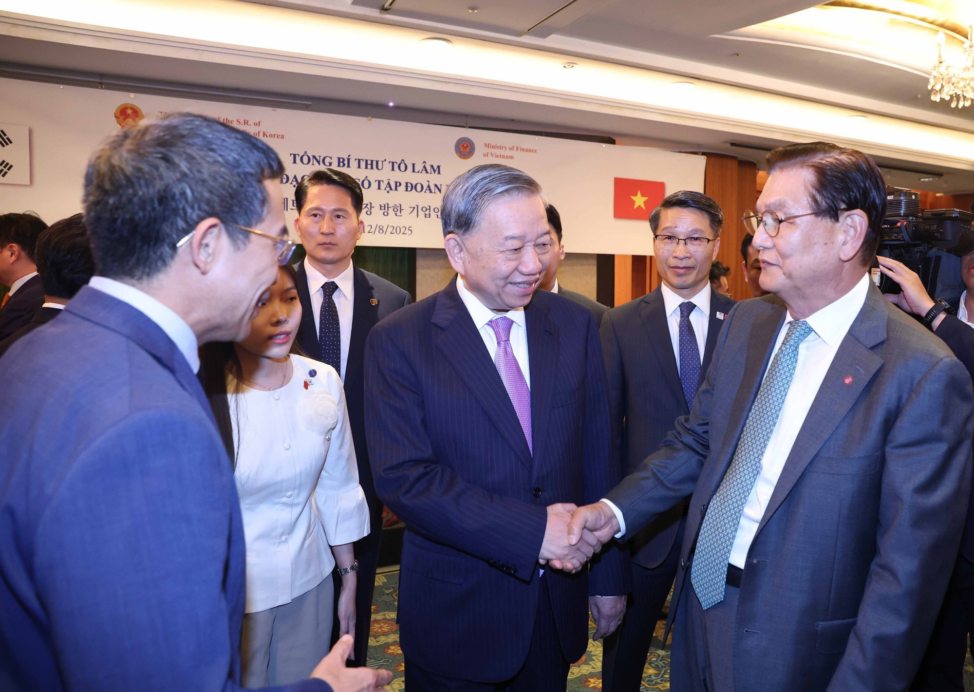 苏林总书记会见韩国一些大型集团领导人。