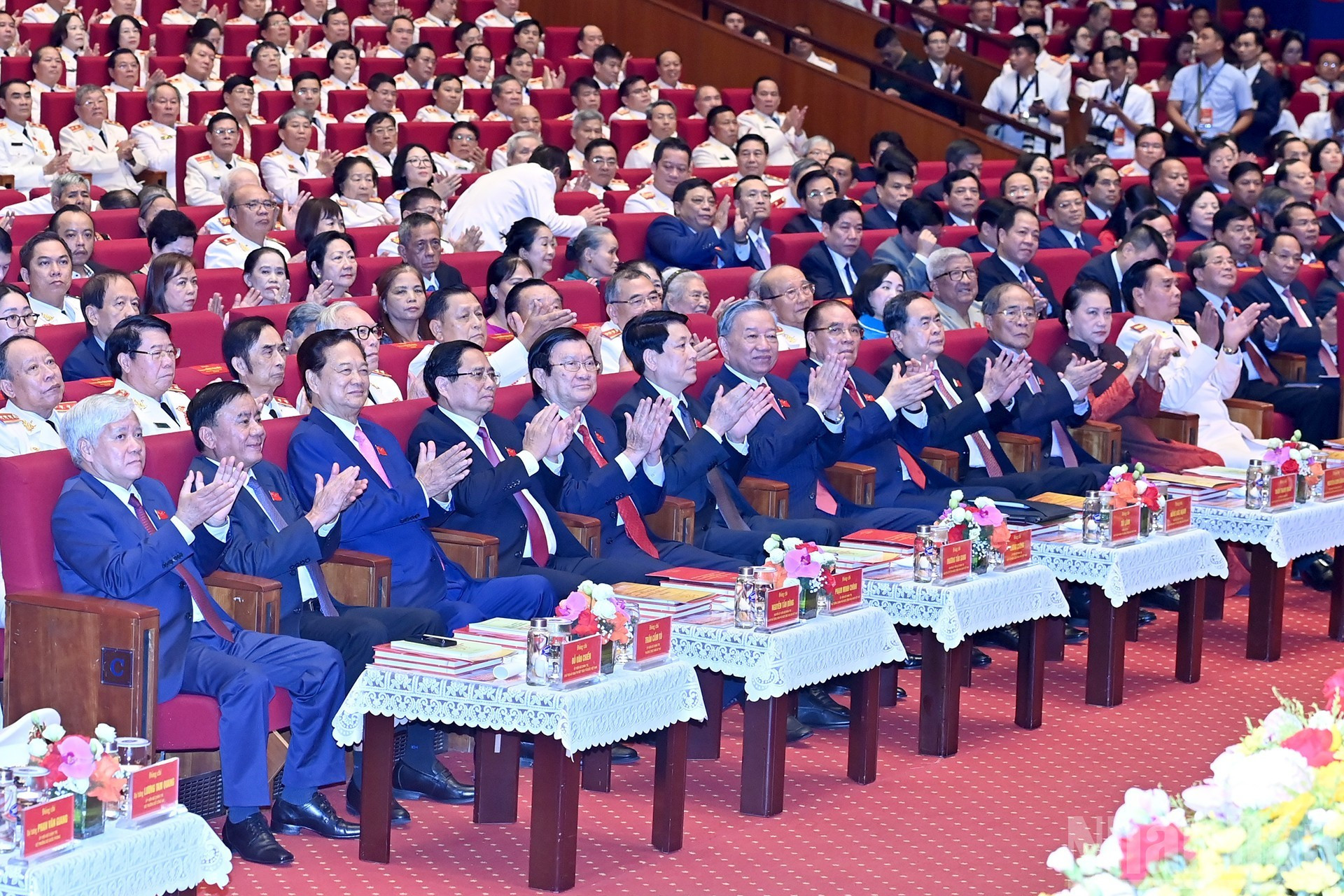越共中央总书记苏林,越南国家主席梁强,政府总理范明正,国会主席陈青敏,党和国家其他领导、前领导人出席仪式。 越共中央总书记苏林,越南国家主席梁强,政府总理范明正,国会主席陈青敏,党和国家其他领导、前领导人出席仪式。