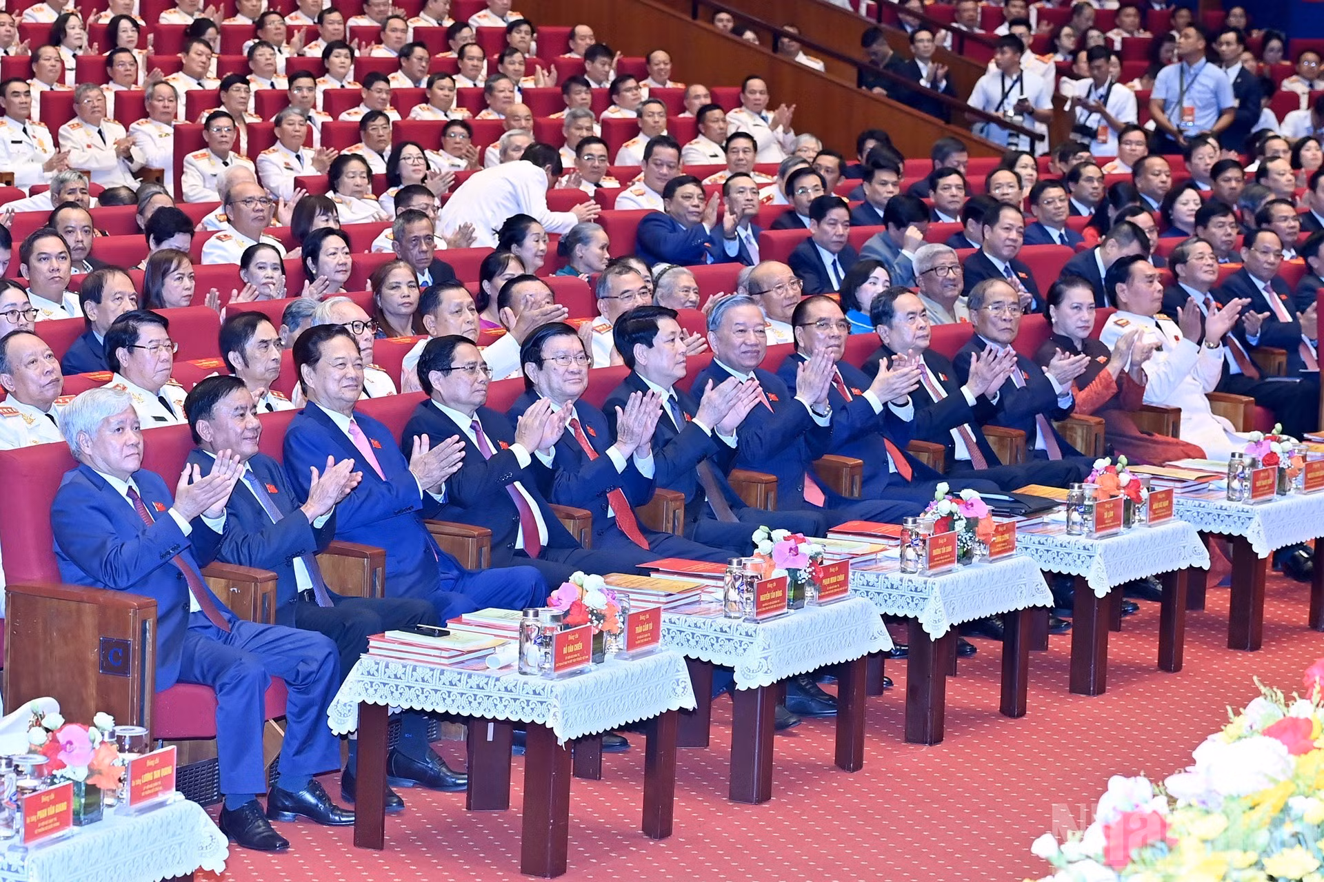 越共中央总书记苏林，越南国家主席梁强，政府总理范明正，国会主席陈青敏，党和国家其他领导、前领导人出席仪式。