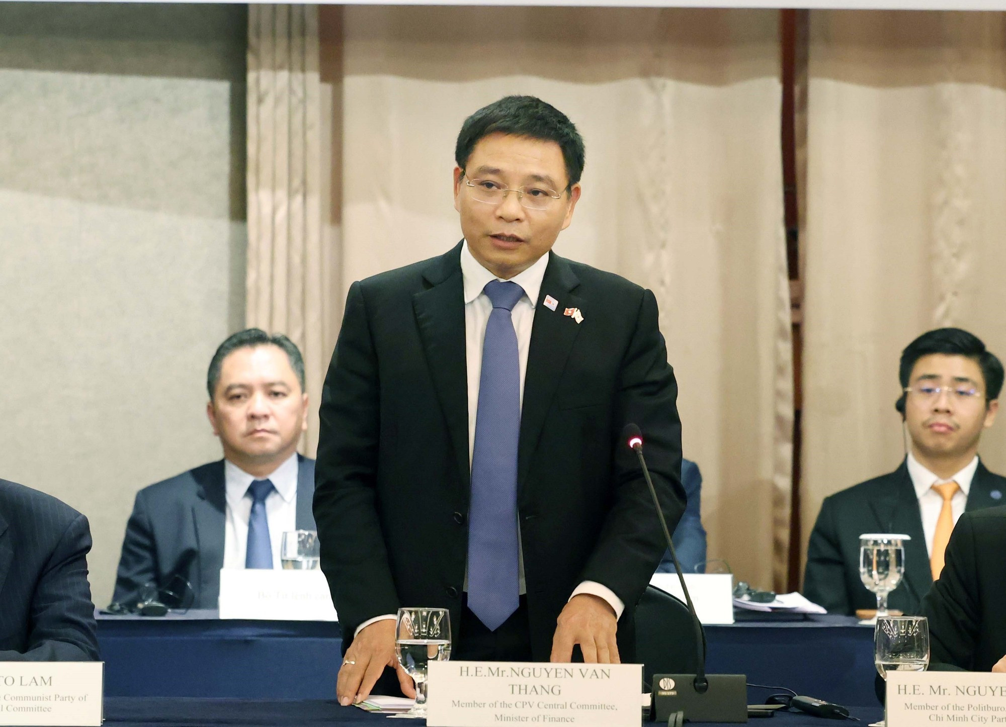 越南财政部部长阮文胜发表讲话。