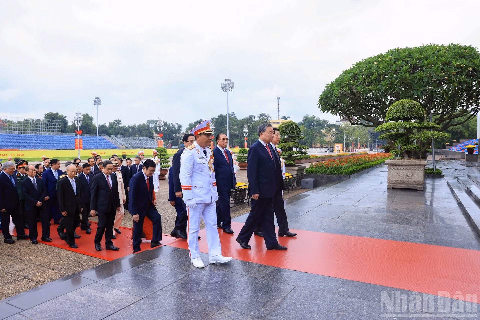 党和国家领导、前领导人入陵瞻仰胡志明主席遗容。