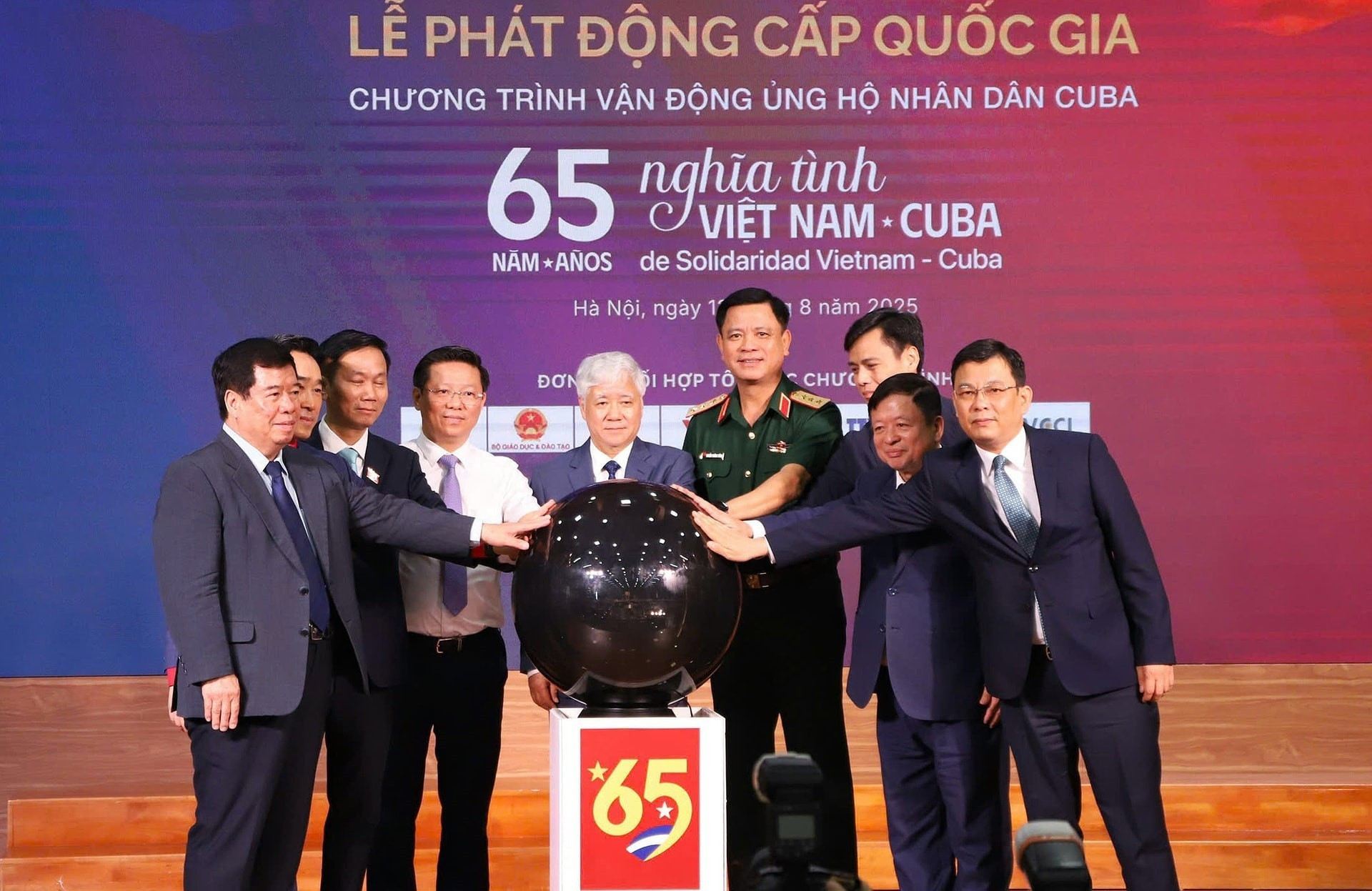 越南祖国阵线中央委员会主席杜文战同各位代表共同启动以“越南—古巴情谊65周年”为主题的支持古巴人民募捐活动。