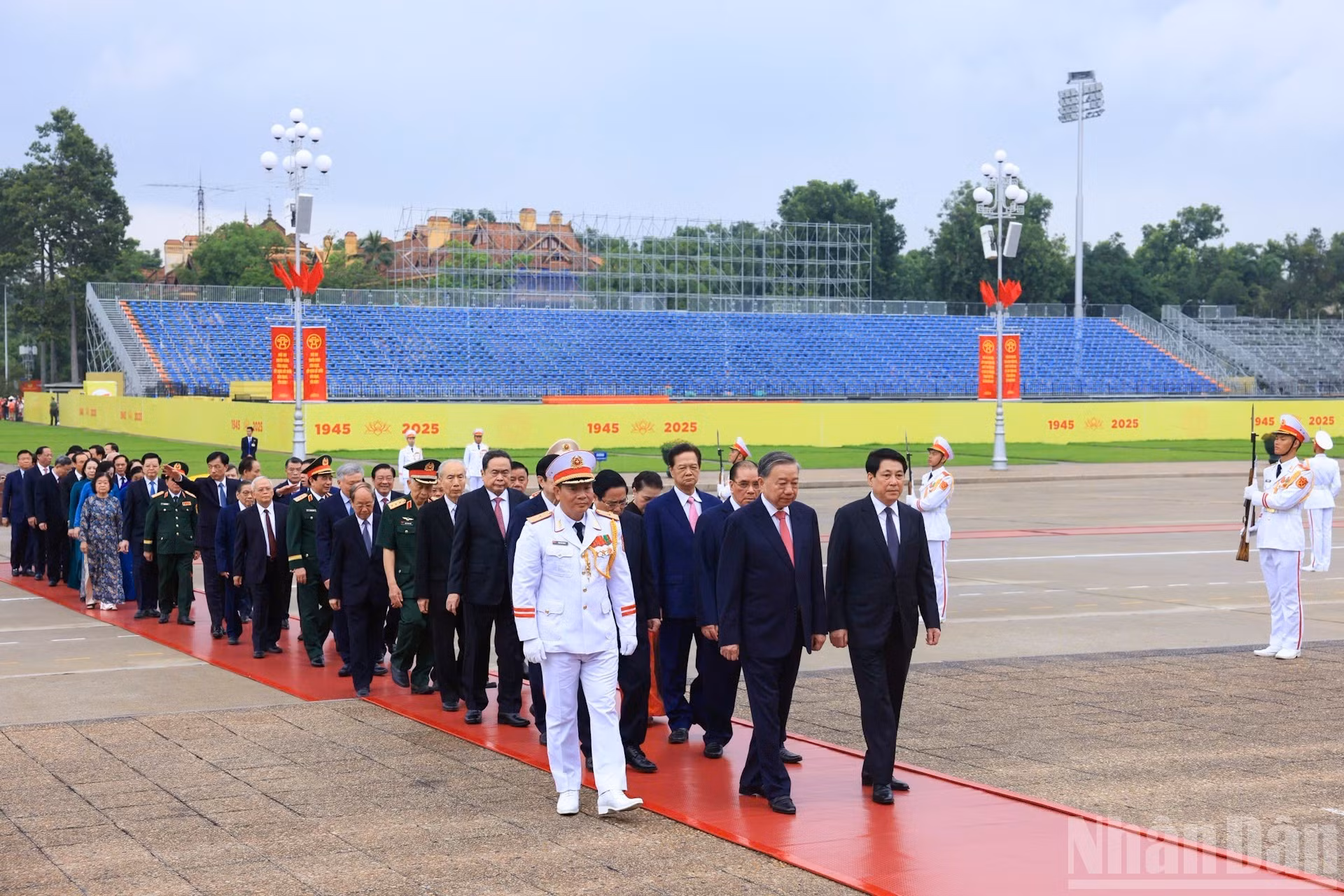 党和国家领导、前领导人入陵瞻仰胡志明主席遗容。