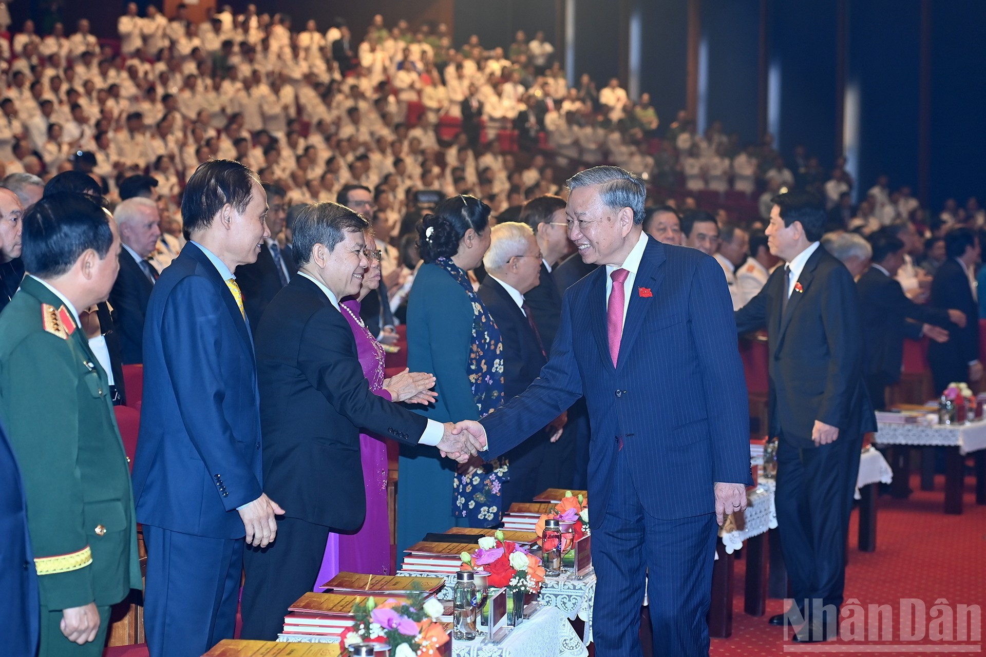 苏林总书记与党和国家领导、前领导人出席仪式。