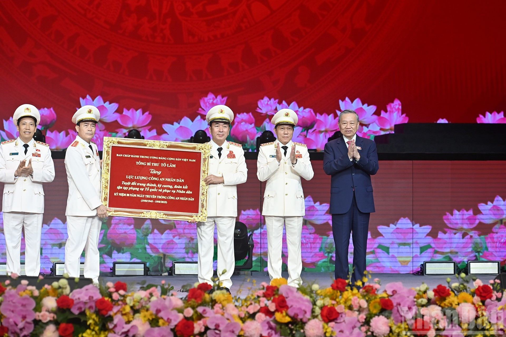 苏林总书记向越南人民公安力量赠送纪念品。 苏林总书记向越南人民公安力量赠送纪念品。