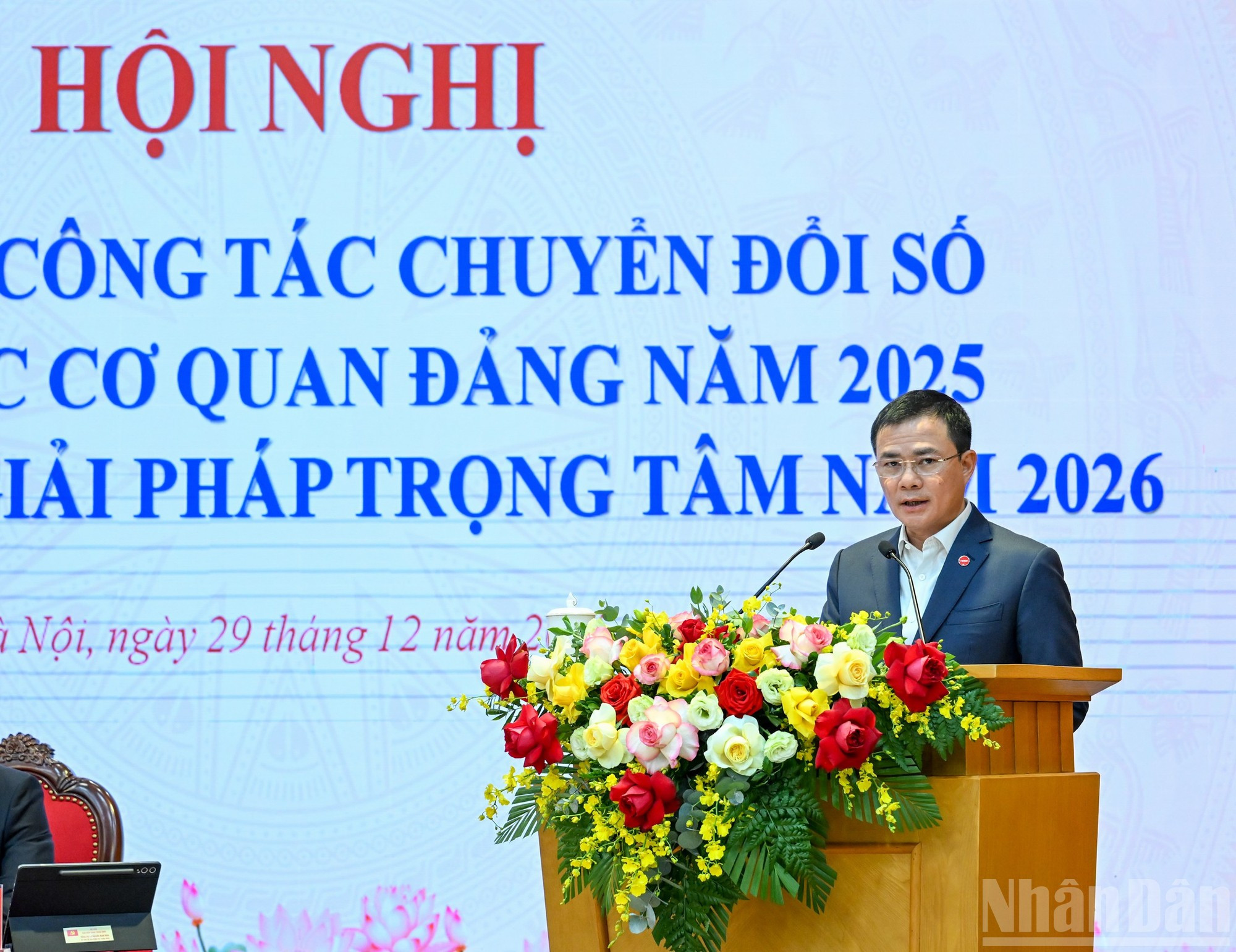 Viettel董事长兼总经理陶德胜中将发表讲话。