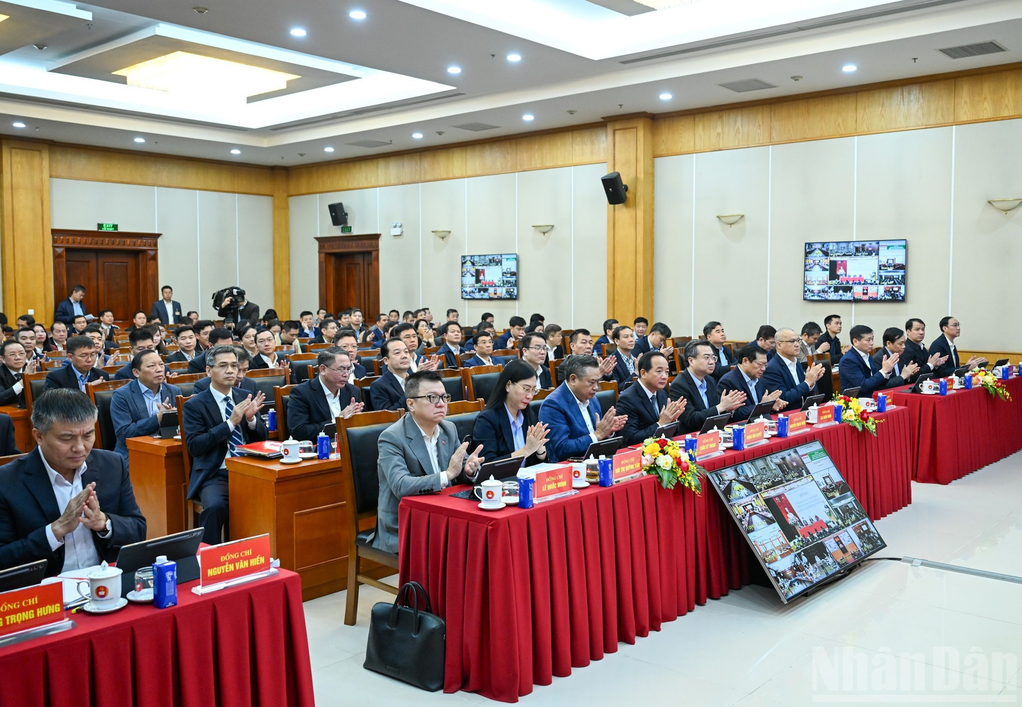 党和国家领导出席会议。