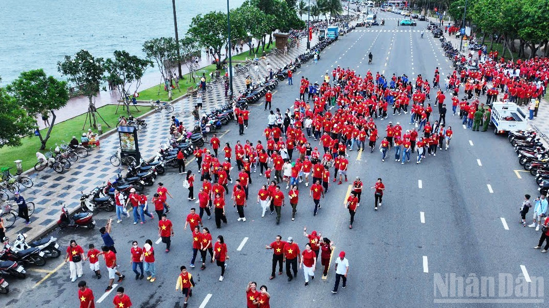 游客还可以游览游乐园，参与高科技游戏，体验生态旅游和文化活动。