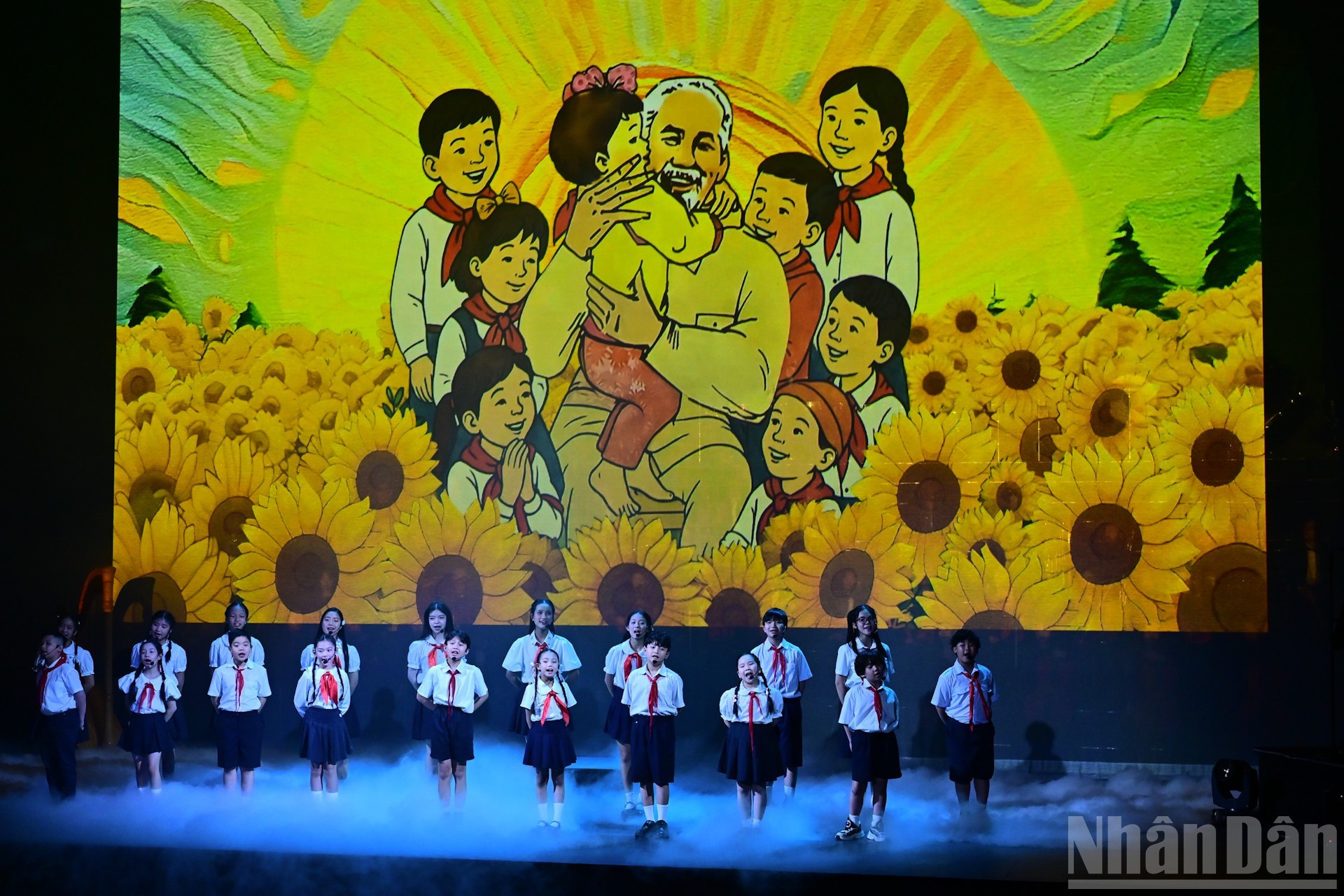 由儿童们演出的文艺节目。