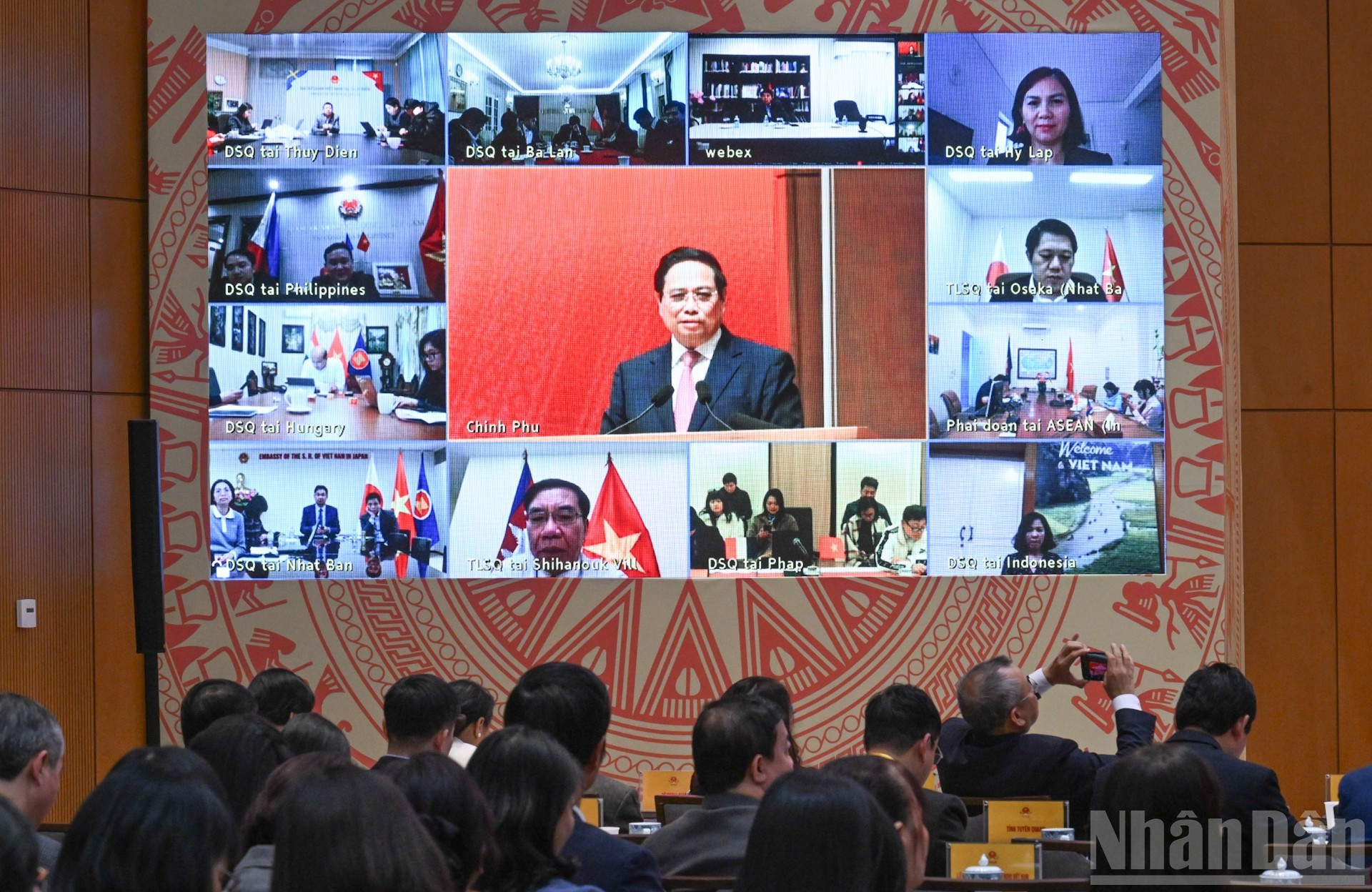 会议在政府驻地举行，并与越南驻外98个代表机构进行视频连线。