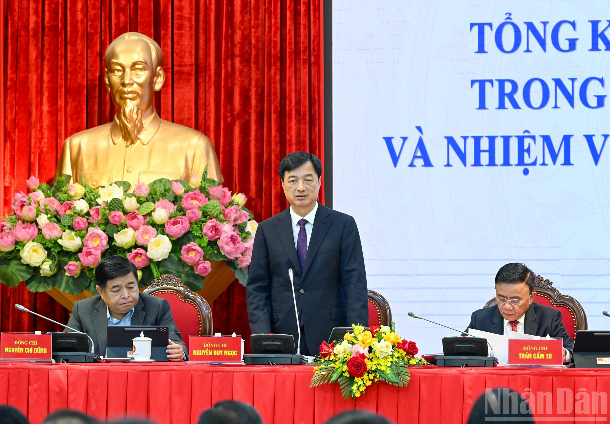 河内市委书记、中央机关数字化转型指导委员会副主任阮维玉发表讲话。