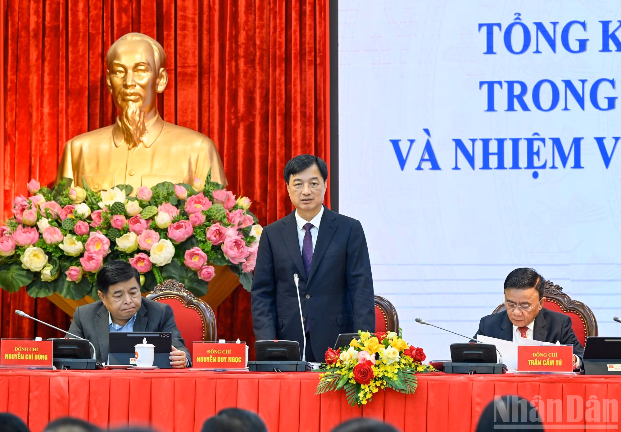 河内市委书记、中央机关数字化转型指导委员会副主任阮维玉发表讲话。