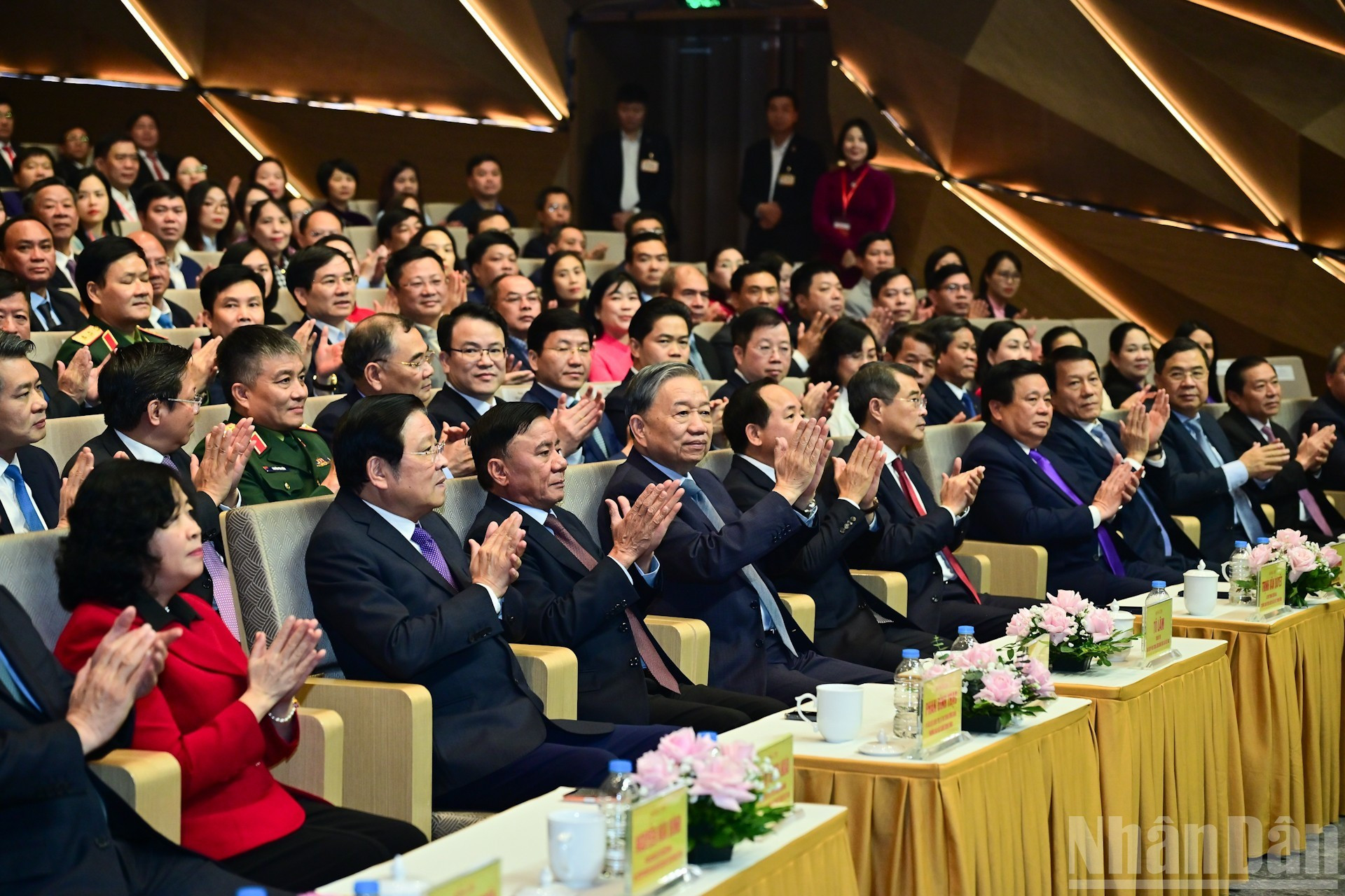 苏林总书记和党、国家领导出席活动。