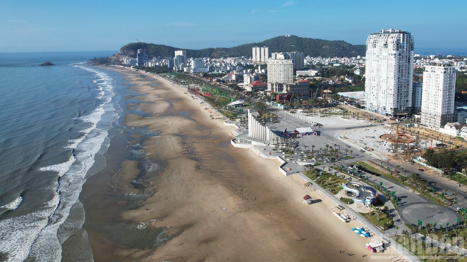 这是一个具有独特旅游象征意义的大型项目，旨在打造高端品牌，提高对游客的吸引力。