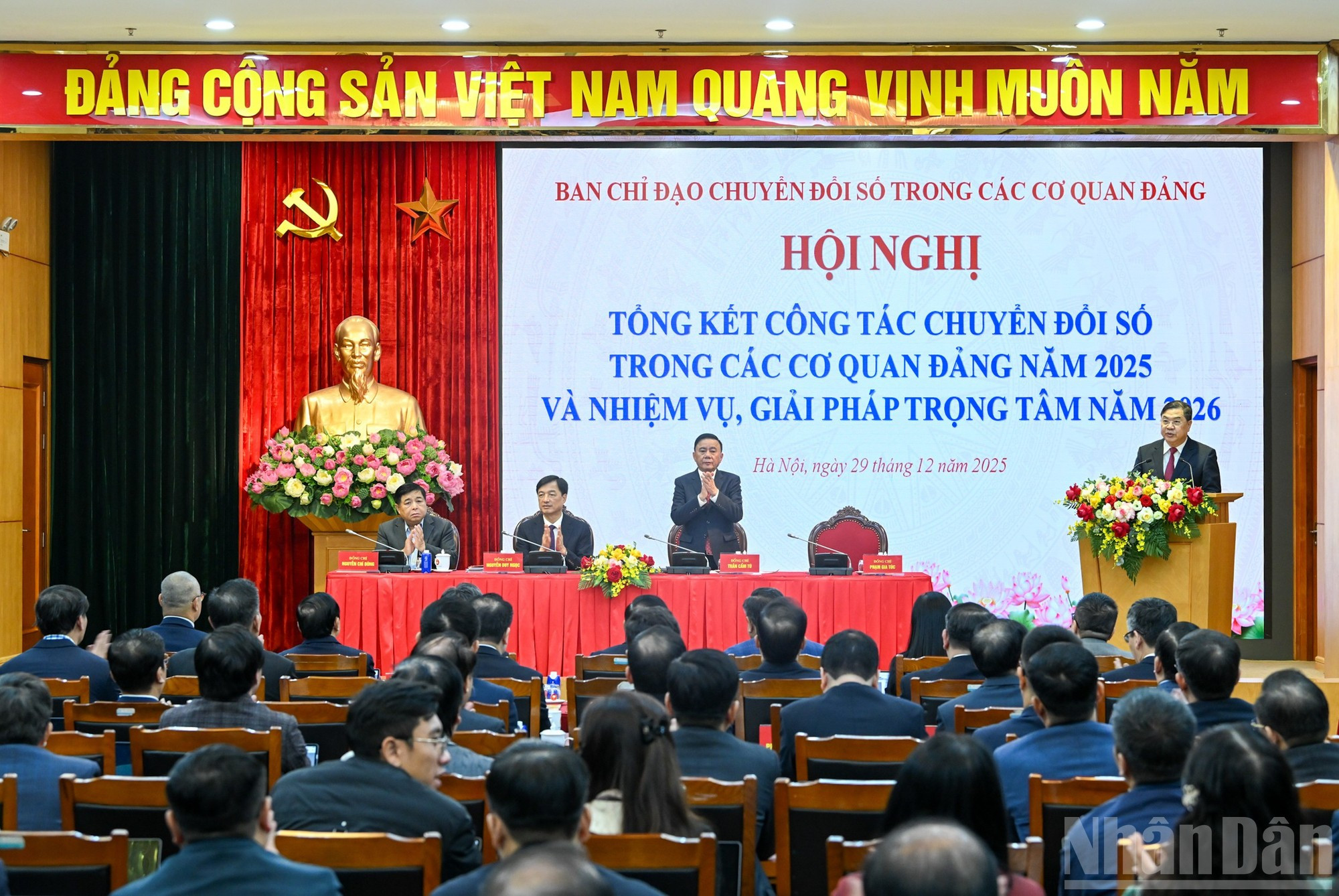 越共中央书记处常务书记、中央机关数字化转型指导委员会主任陈锦秀主持会议。