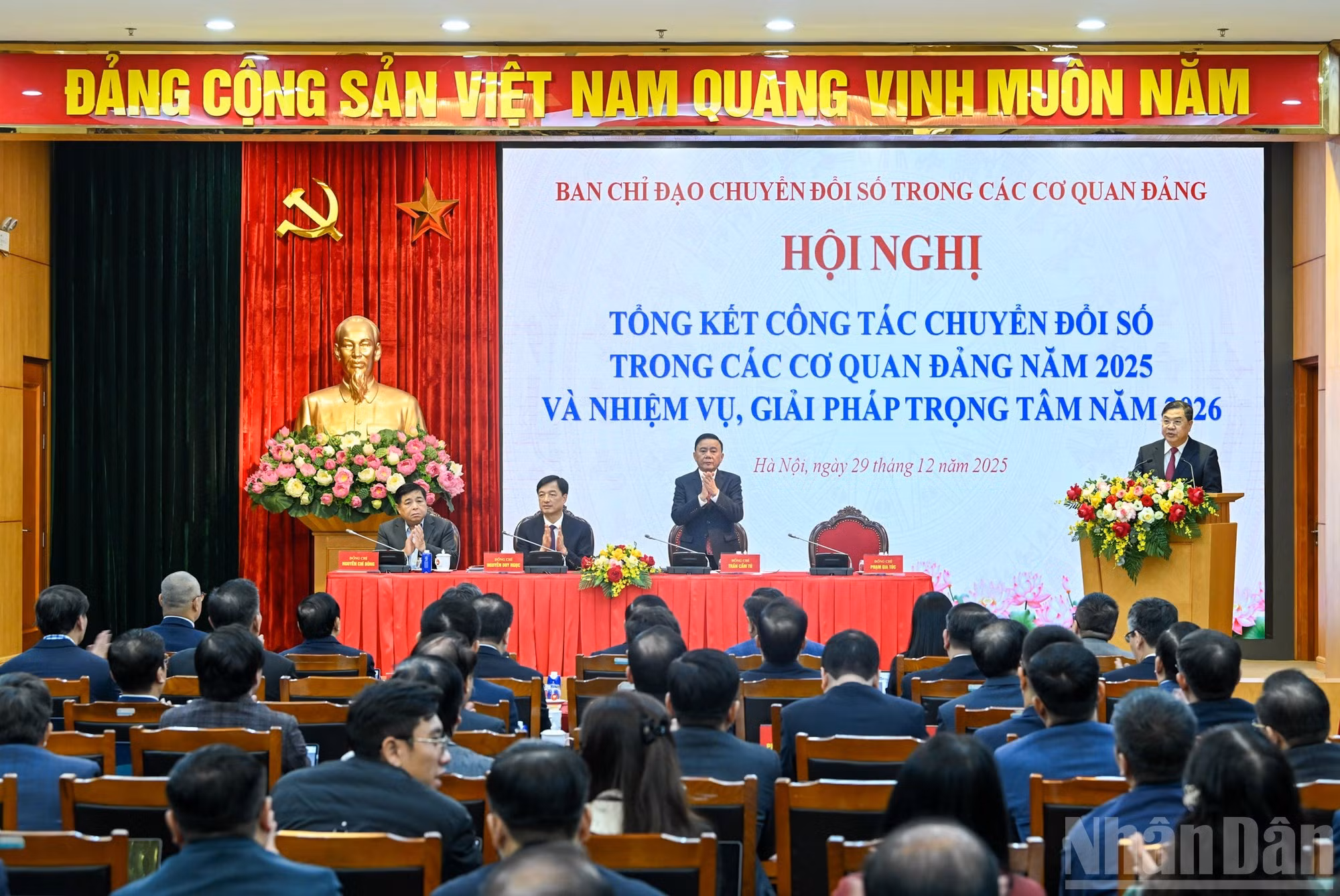 越共中央书记处常务书记、中央机关数字化转型指导委员会主任陈锦秀主持会议。