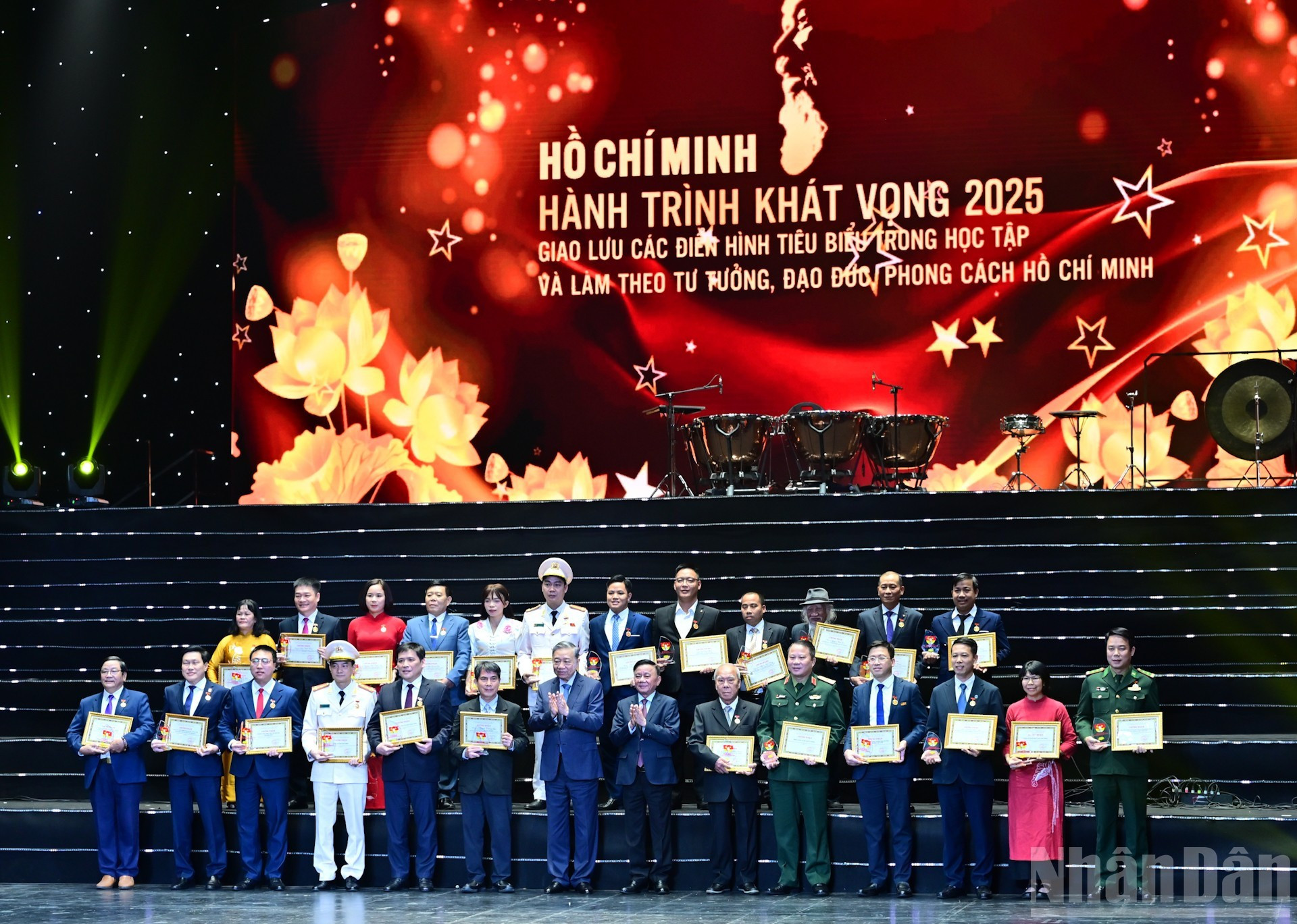 苏林总书记，越共中央政治局委员、中央书记处常务书记陈锦秀和各位先进典型合影。