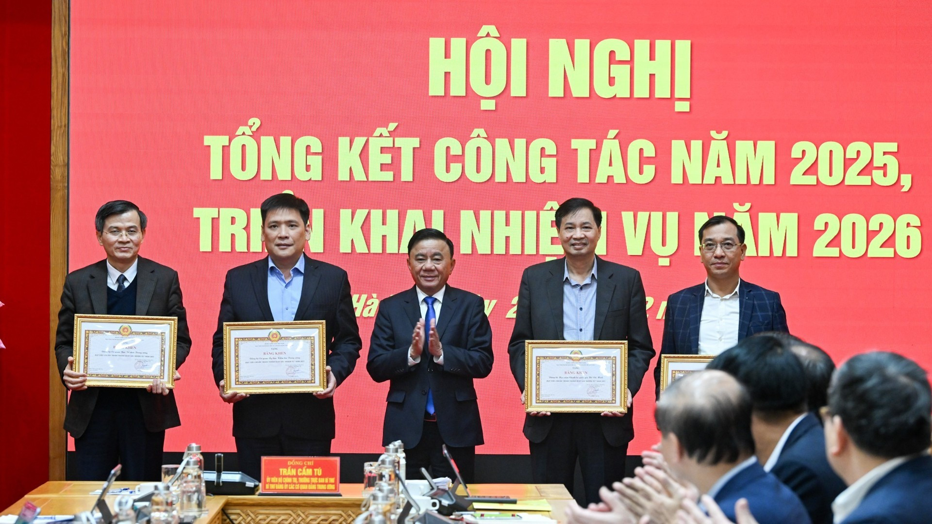 越共中央书记处常务书记、中央党机关党委书记陈锦秀向2025年出色完成任务的集体颁发奖状。