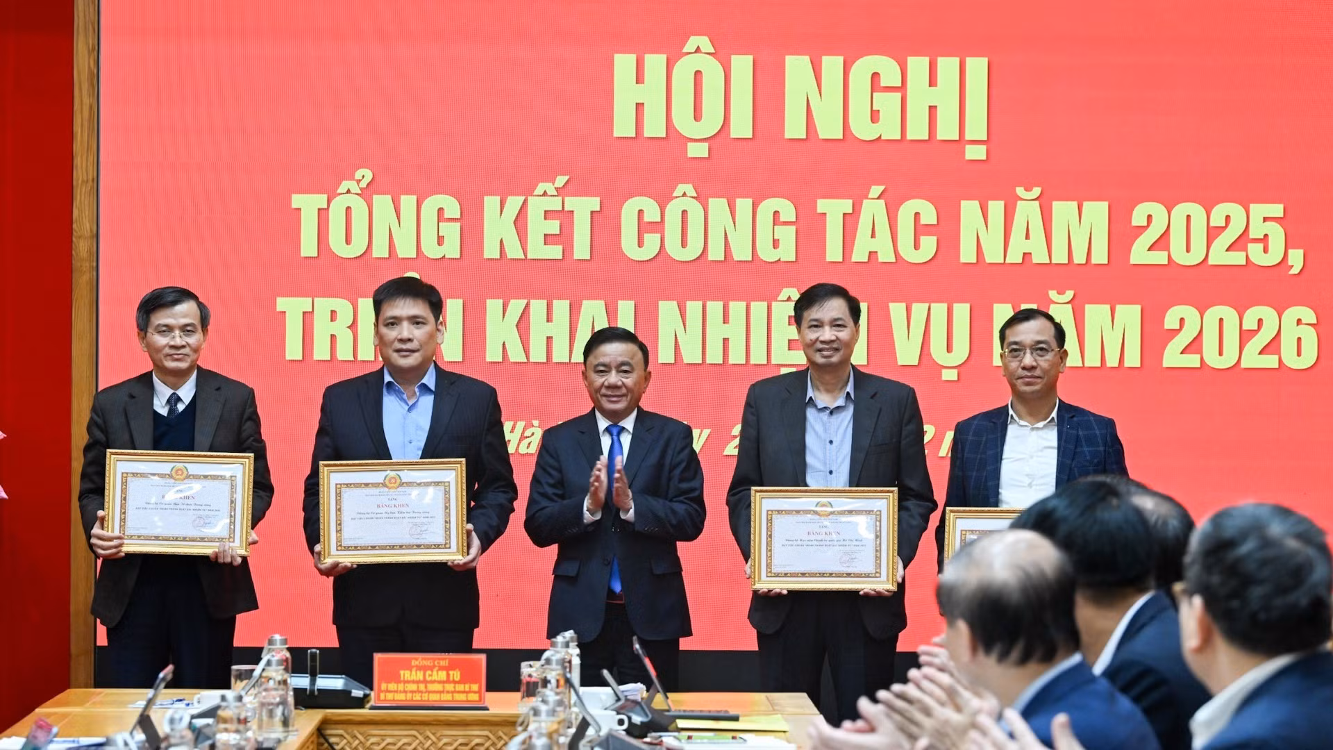 越共中央书记处常务书记、中央党机关党委书记陈锦秀向2025年出色完成任务的集体颁发奖状。