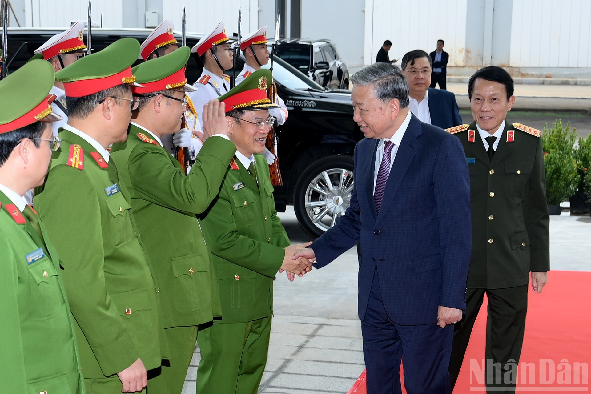 国家数据中心干部欢迎苏林总书记。