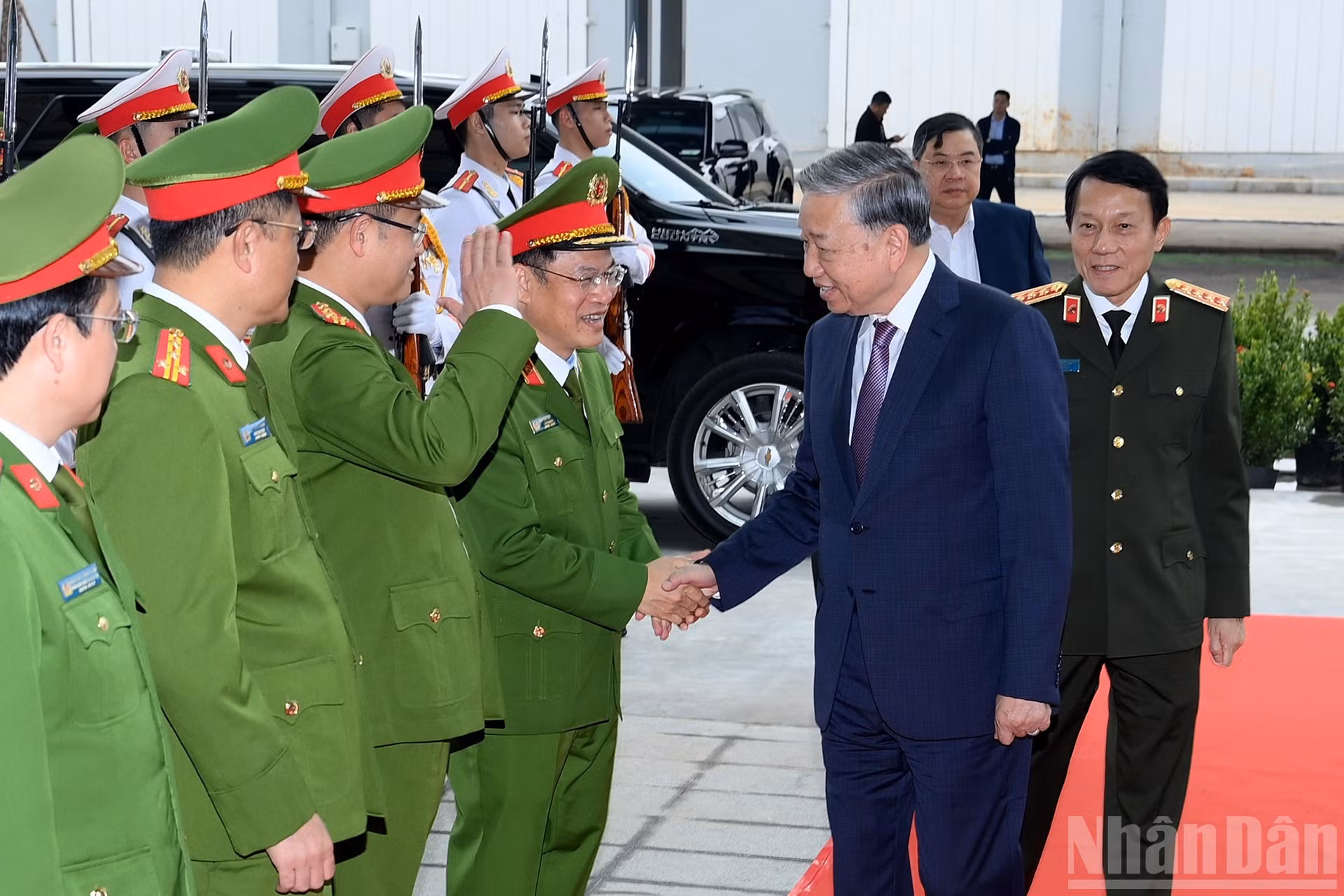 国家数据中心干部欢迎苏林总书记。