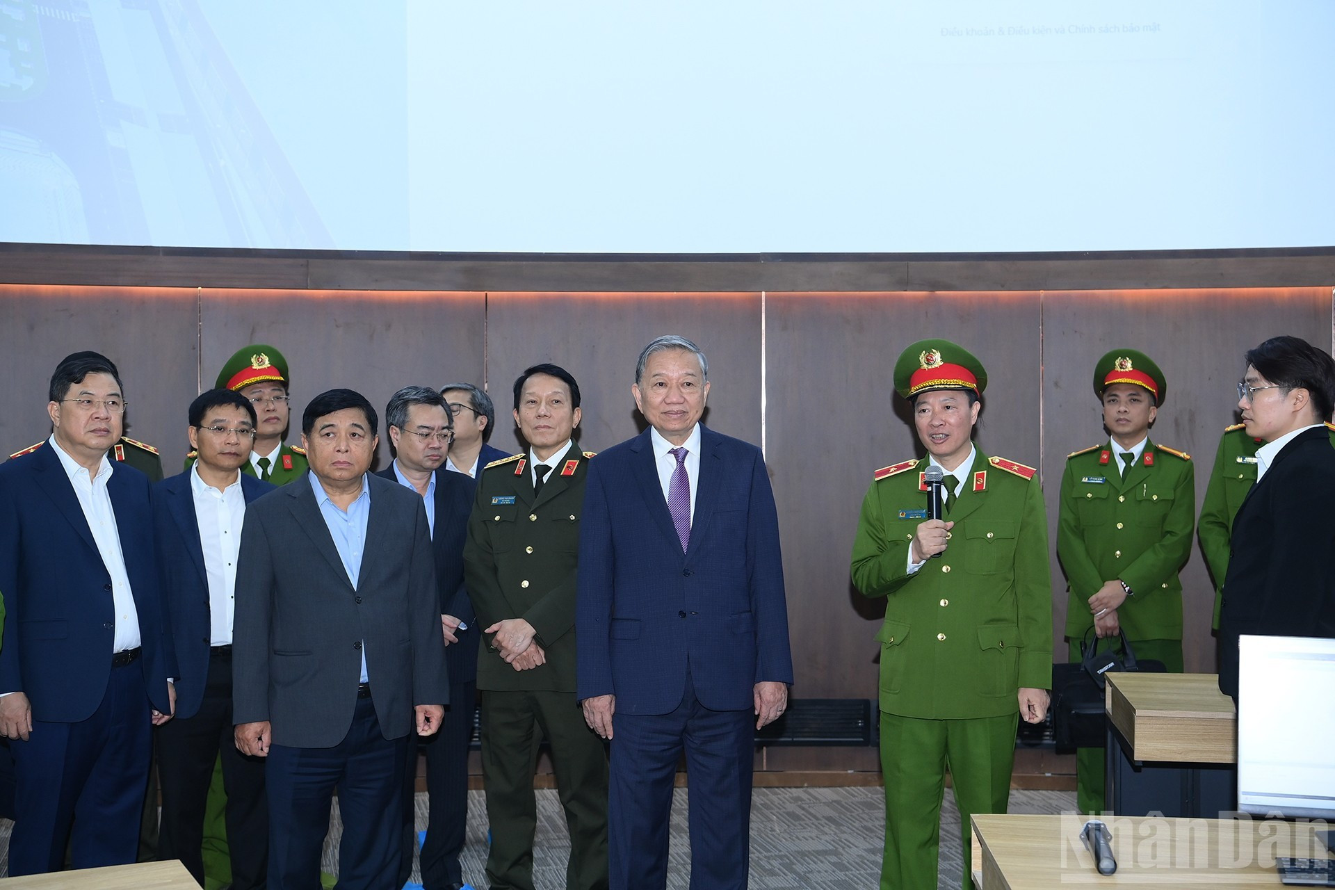 苏林总书记造访国家数据中心。