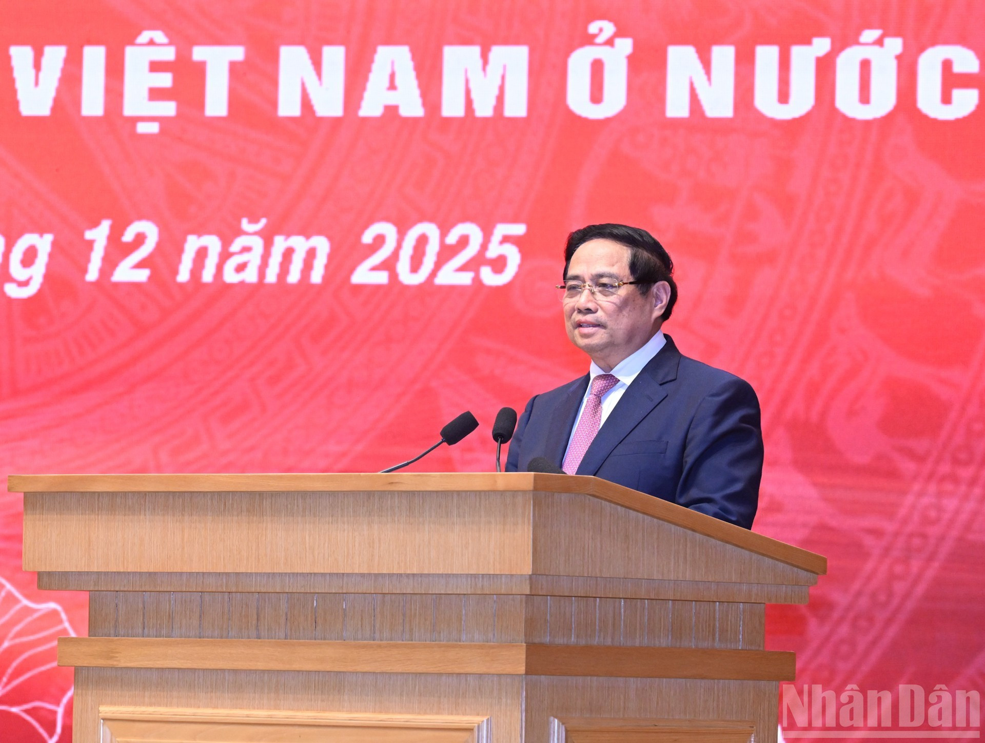 范明正总理发表讲话。