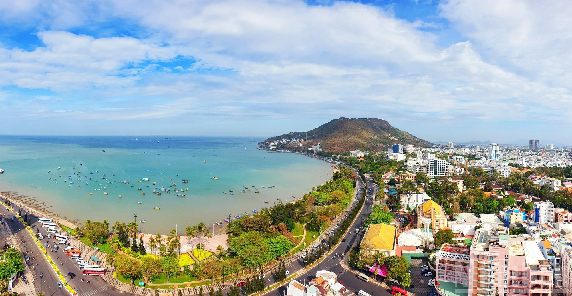 头顿拥有绵延20多公里的海岸线，清澈湛蓝的海水和全年凉爽宜人的气候使其脱颖而出。