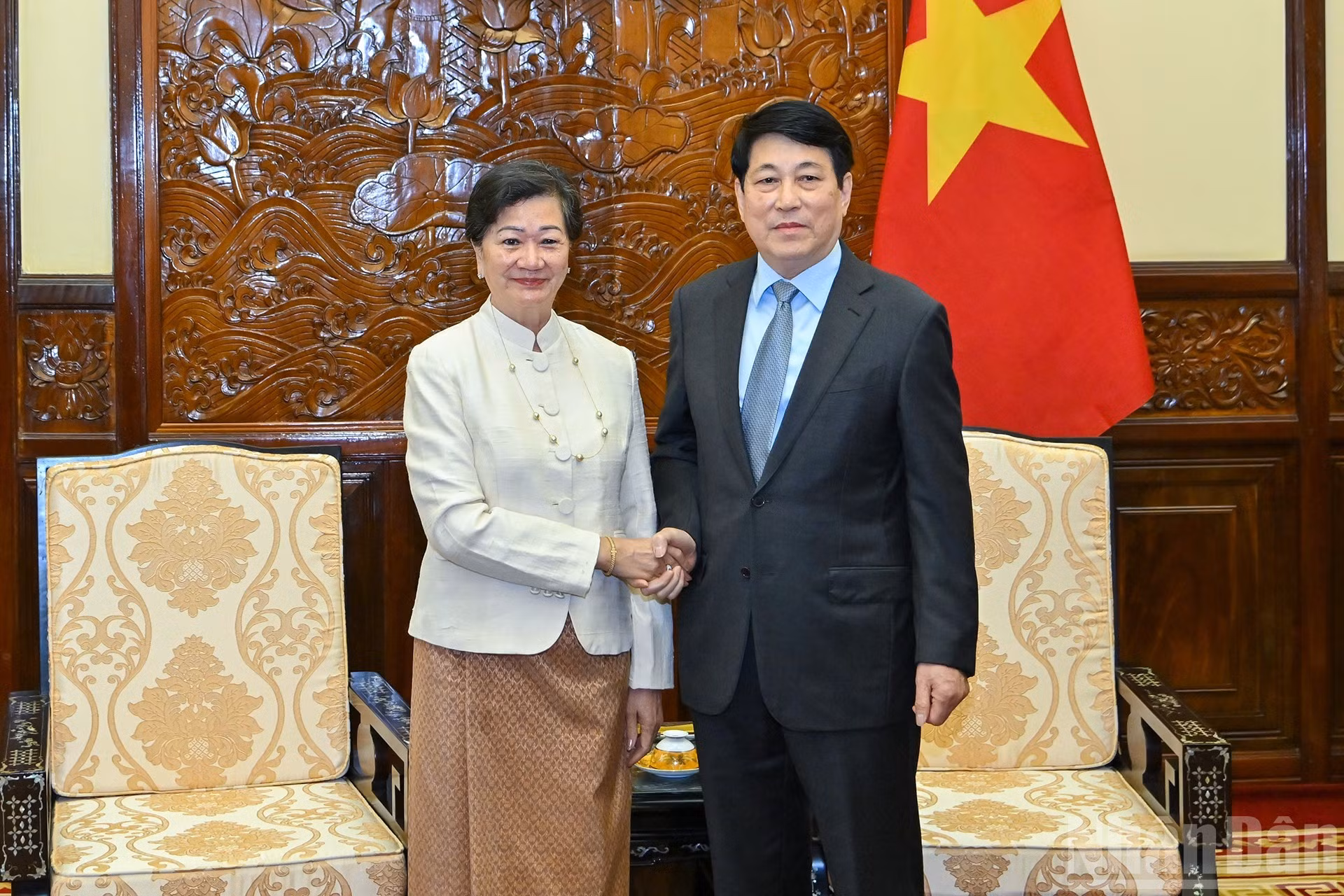 越南国家主席梁强会见柬埔寨驻越南大使谢金塔。