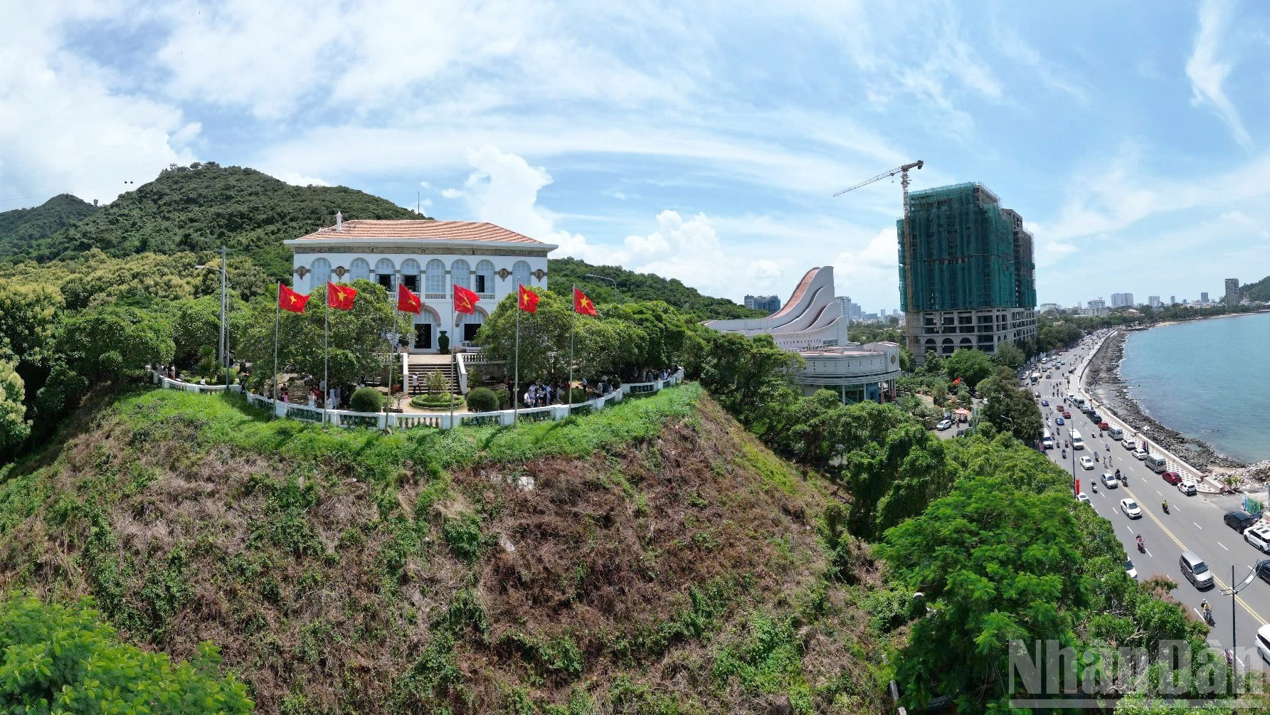 白宫始建于1898年，于1902年竣工，最初是作为法属印度支那总督和宝大皇帝的度假胜地。