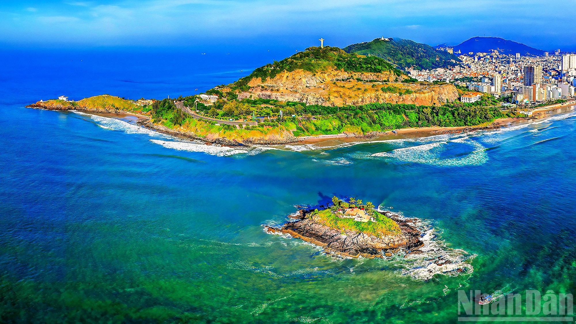 婆岛（Hòn Bà）在浩瀚的蓝色大海中脱颖而出，成为一道亮丽的风景线。