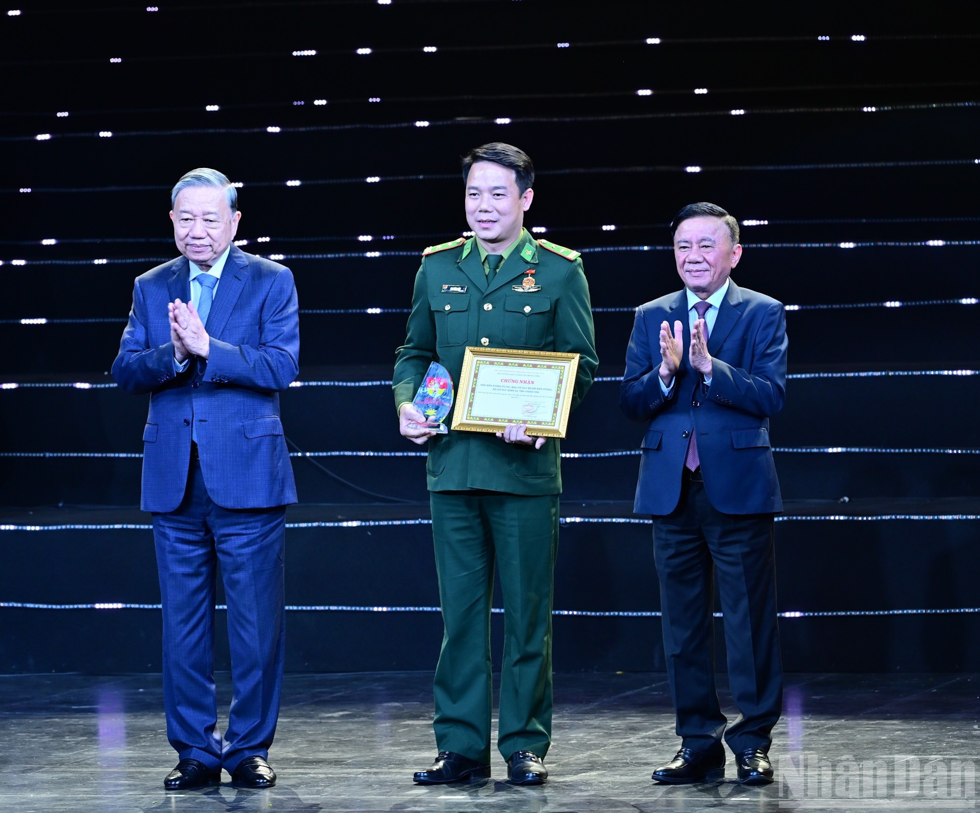 苏林总书记和越共中央政治局委员、中央书记处常务书记陈锦秀向先进典型授予奖状。