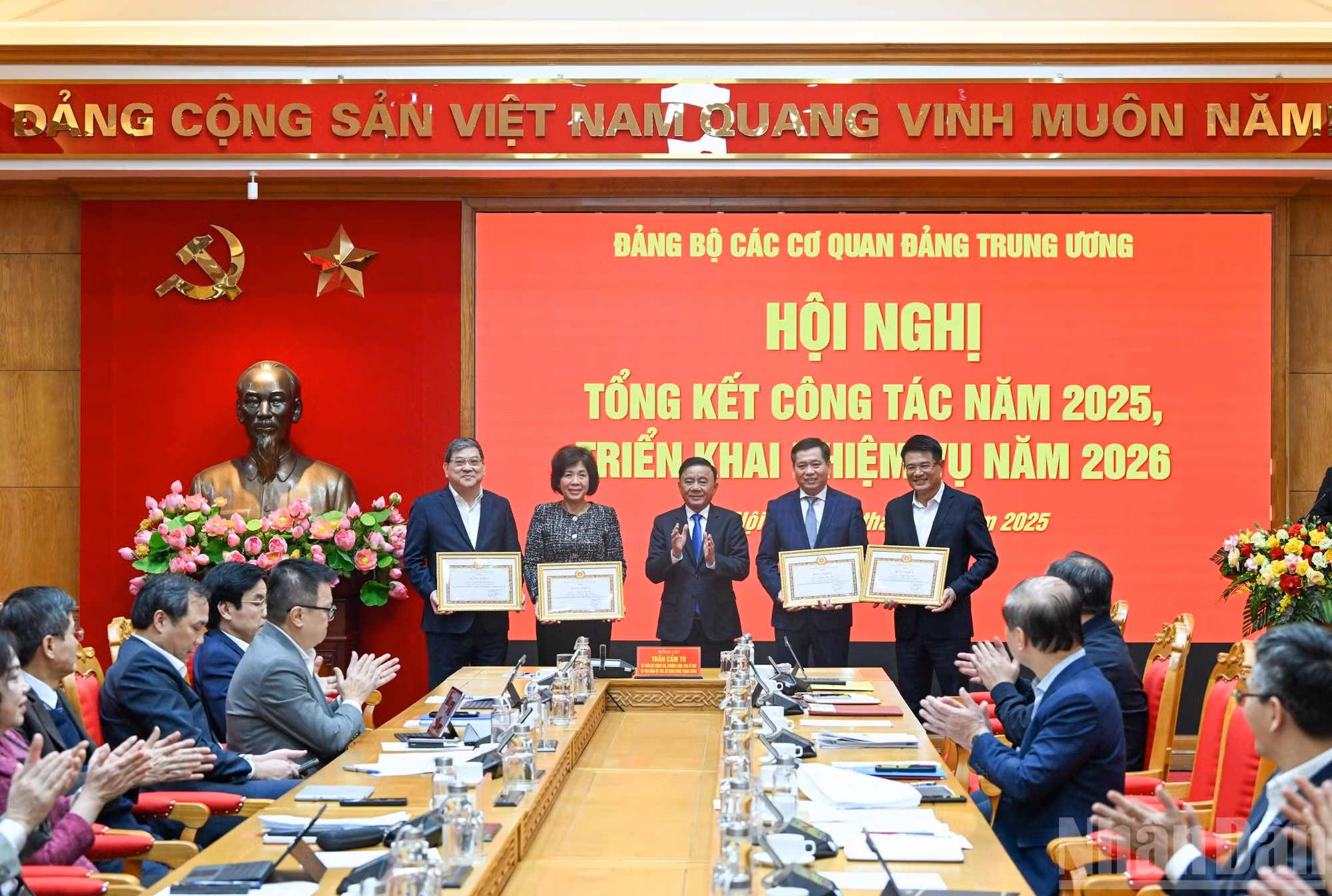 越共中央书记处常务书记、中央党机关党委书记陈锦秀向2021-2025年阶段出色完成任务的个人颁发奖状。