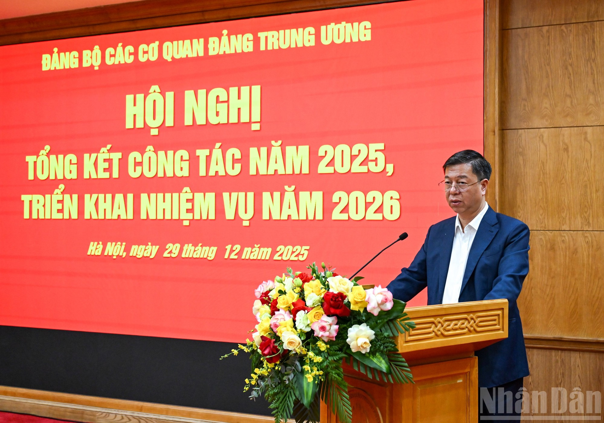 越南真理国家政治出版社社长武仲林发表讲话。