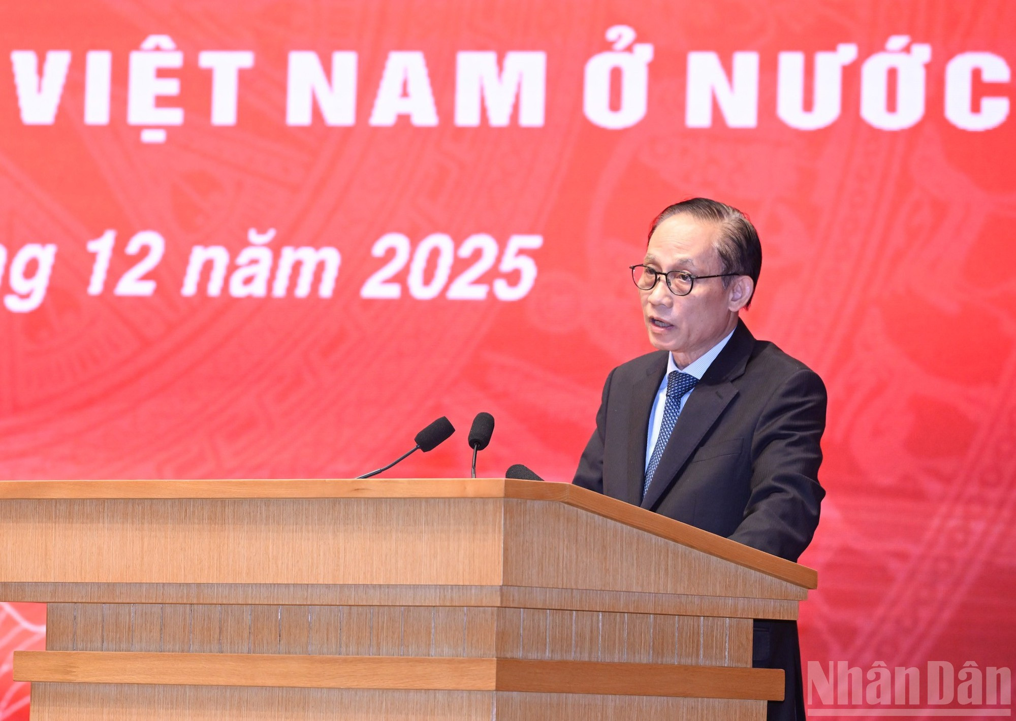 外交部部长黎怀忠发表讲话。