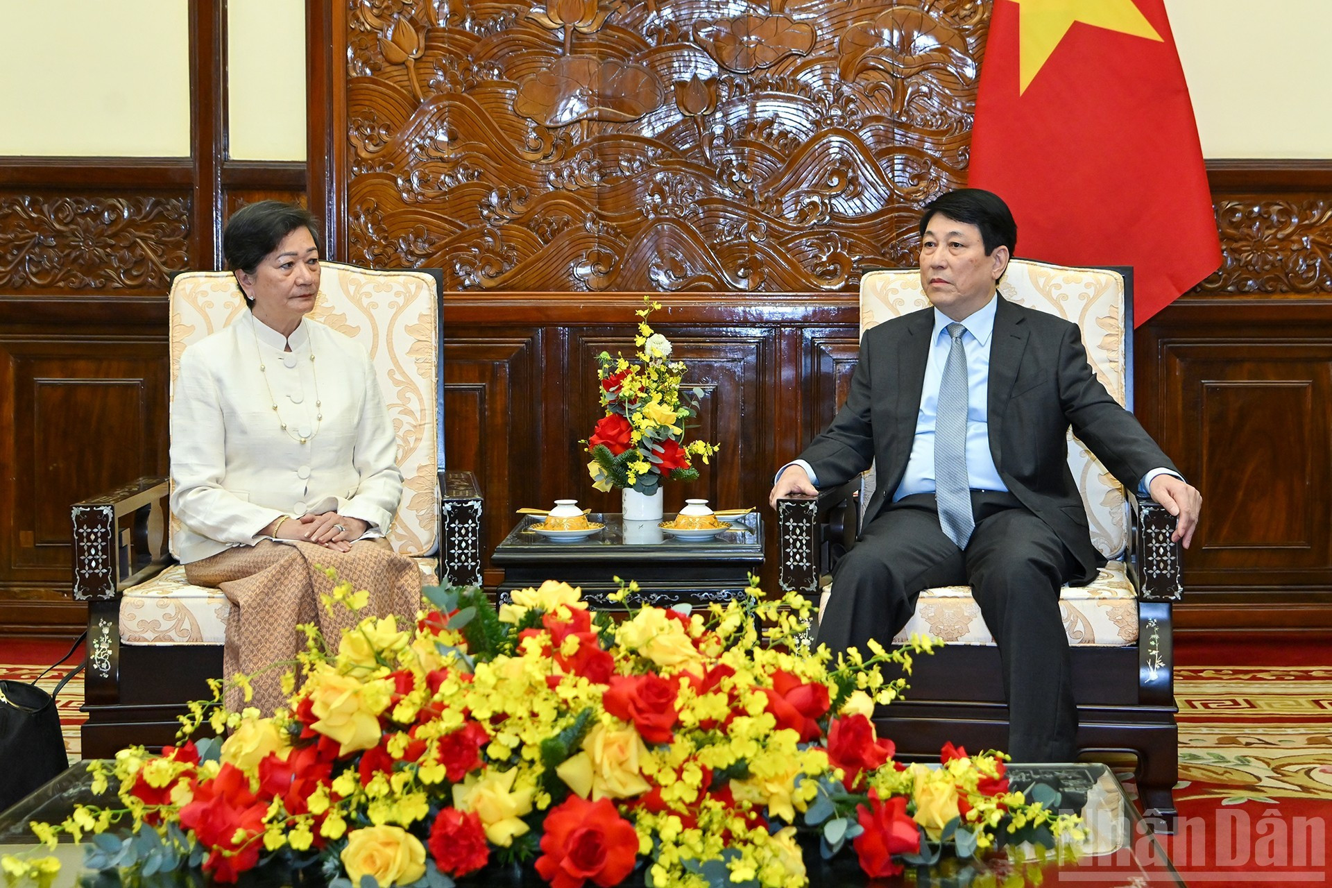 越南国家主席梁强会见柬埔寨驻越南大使谢金塔。