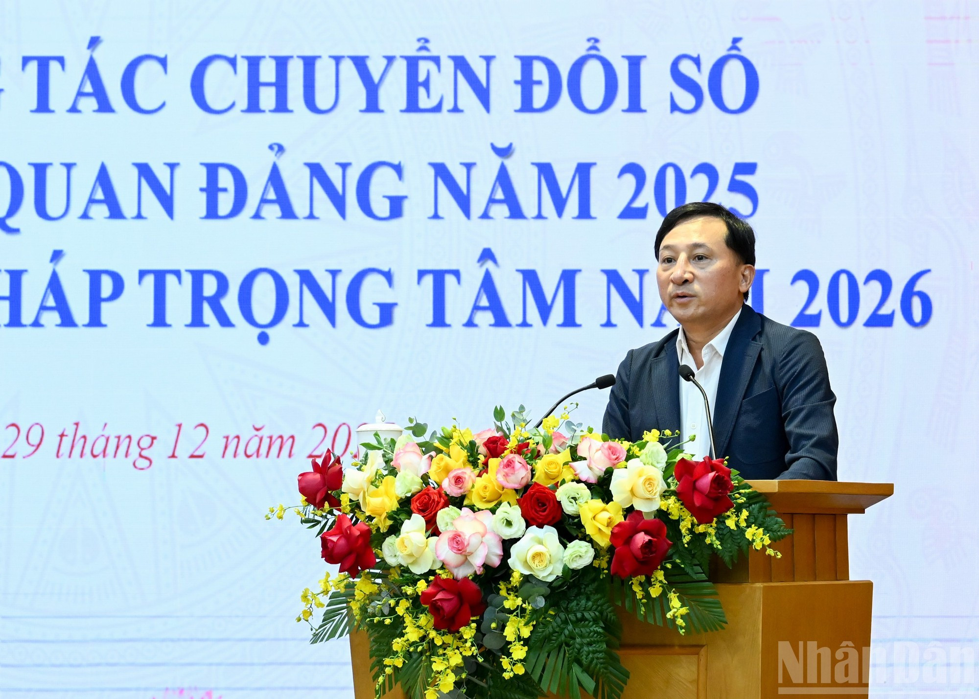 越共中央检查委员会副主任黄仲兴发表讲话。