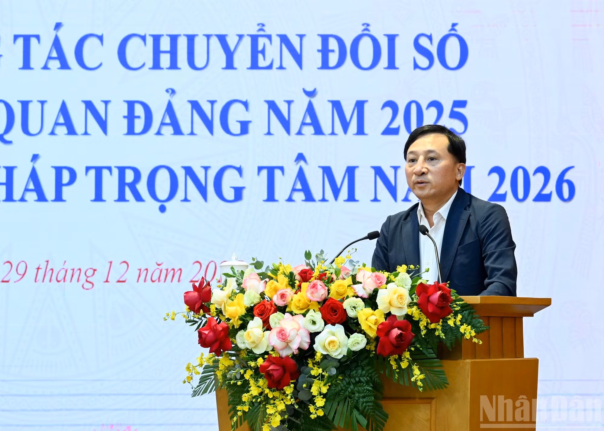 越共中央检查委员会副主任黄仲兴发表讲话。