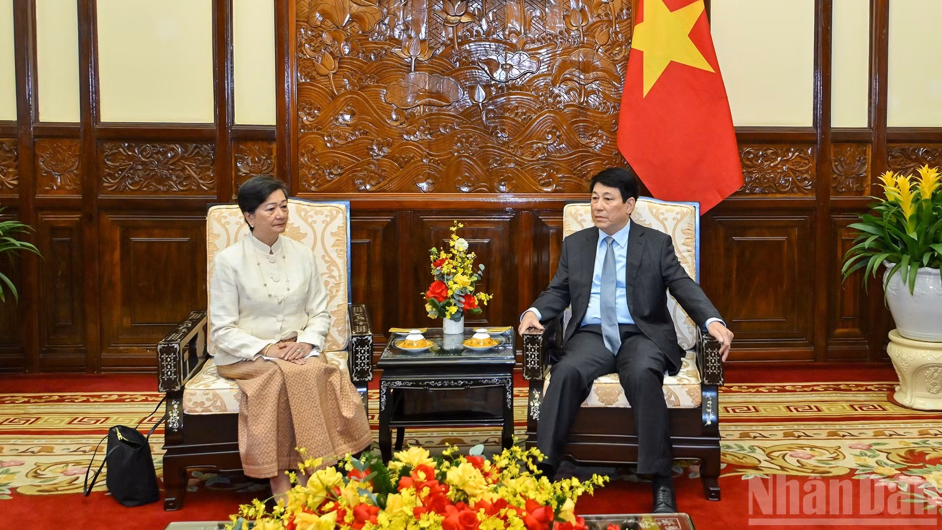 越南国家主席梁强会见柬埔寨驻越南大使谢金塔。