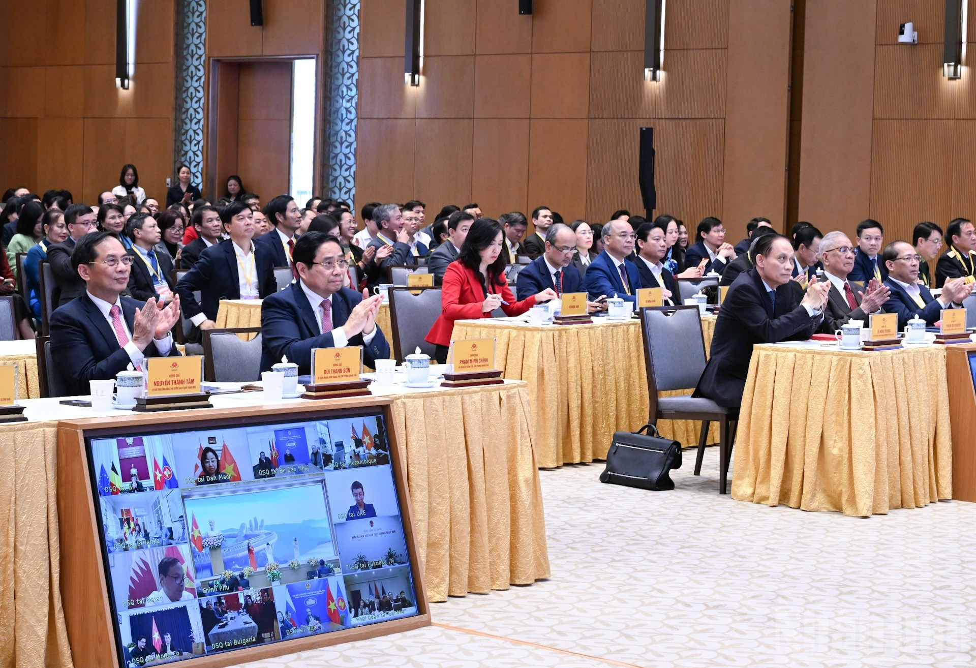 范明正总理和各位代表出席会议。