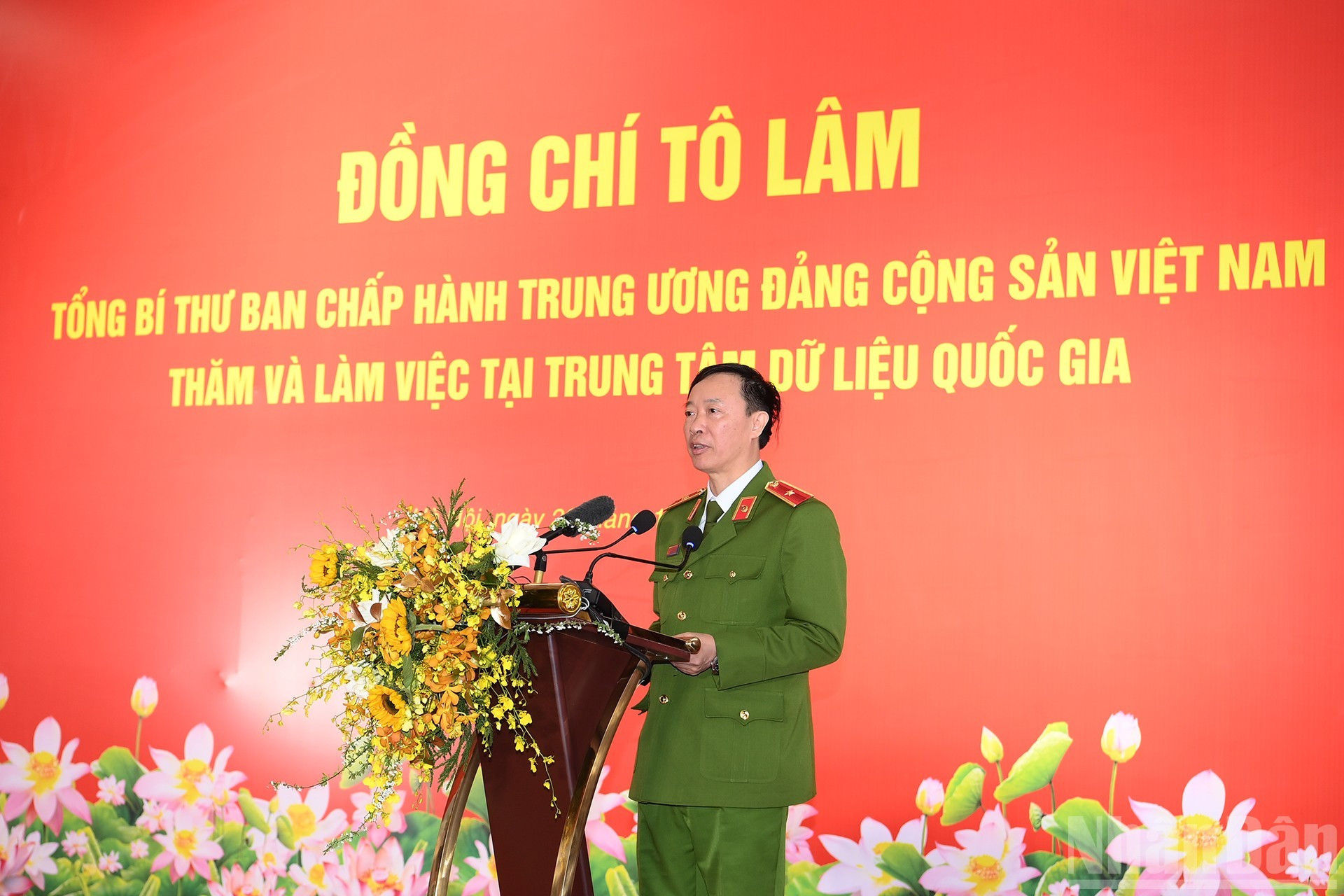 国家数据中心经理阮玉刚少将发表讲话。