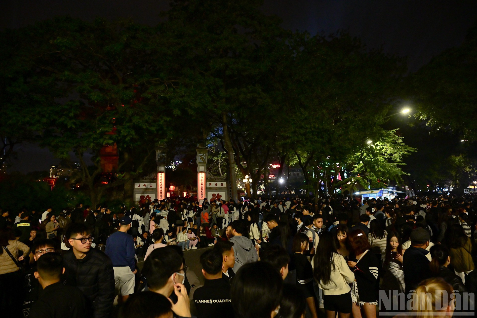 人们涌向还剑湖，等待着新年到来的时刻。