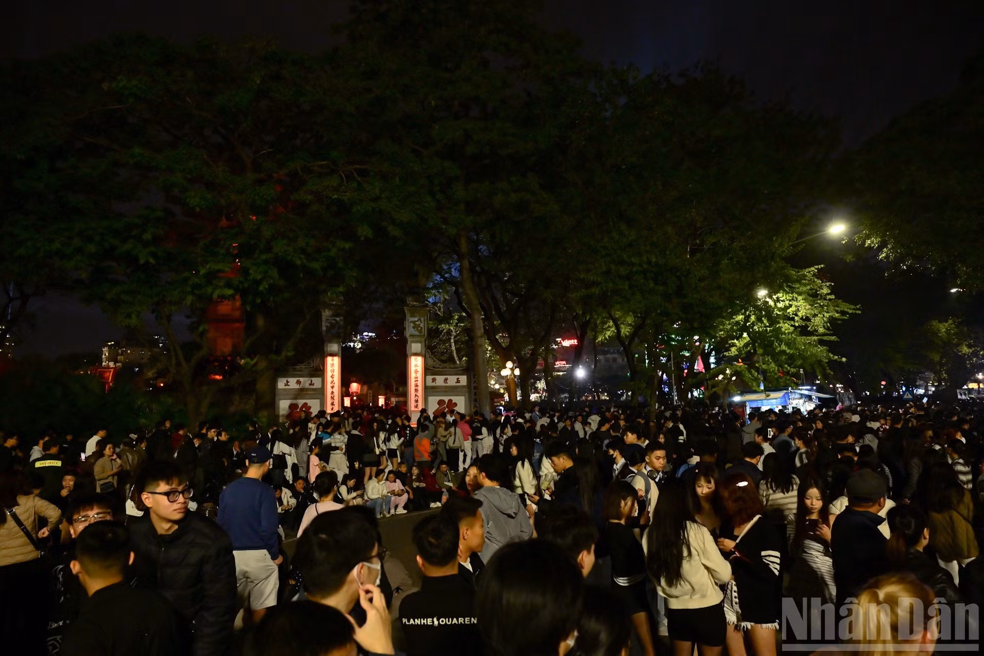 人们涌向还剑湖，等待着新年到来的时刻。