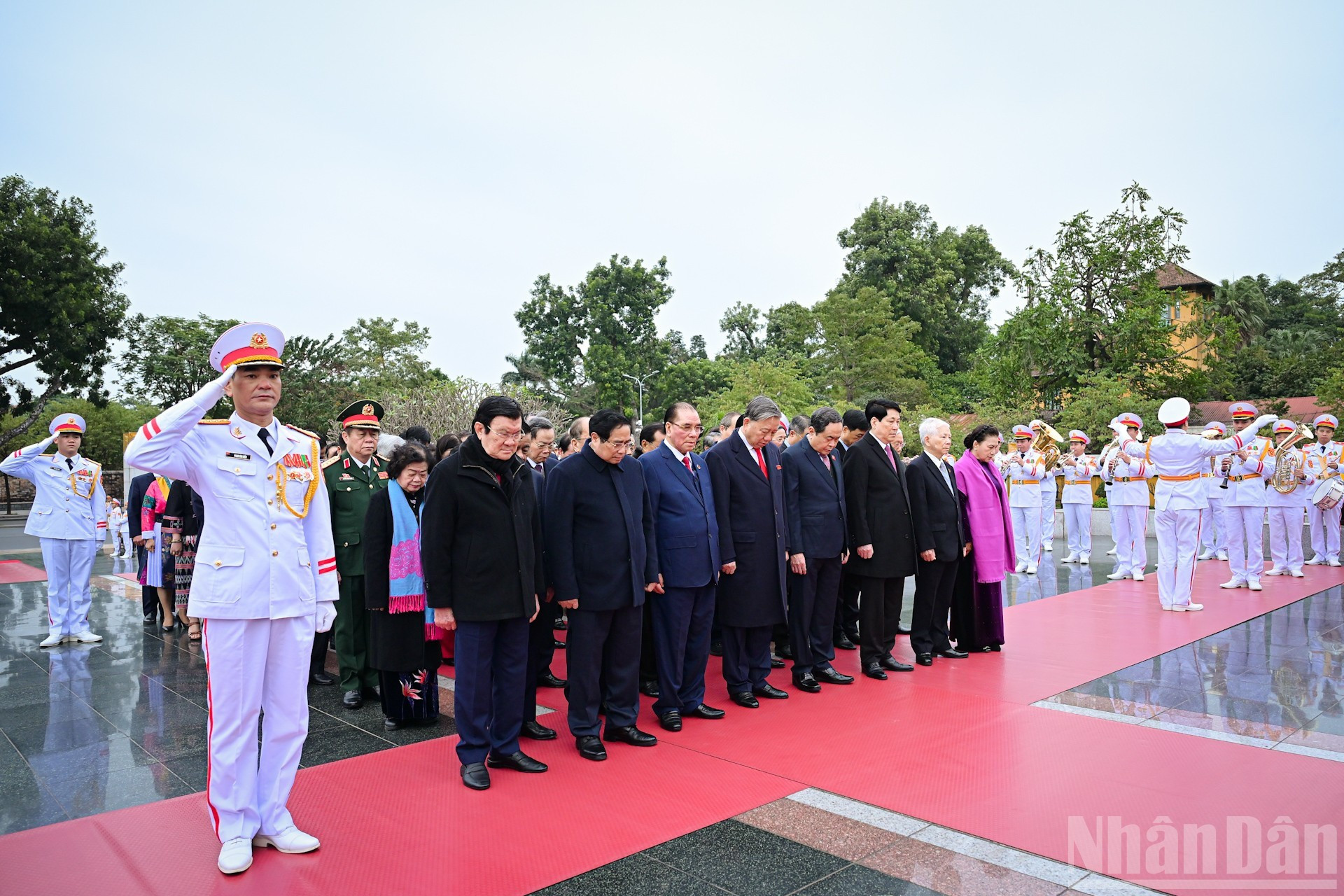 党和国家领导缅怀英雄烈士。