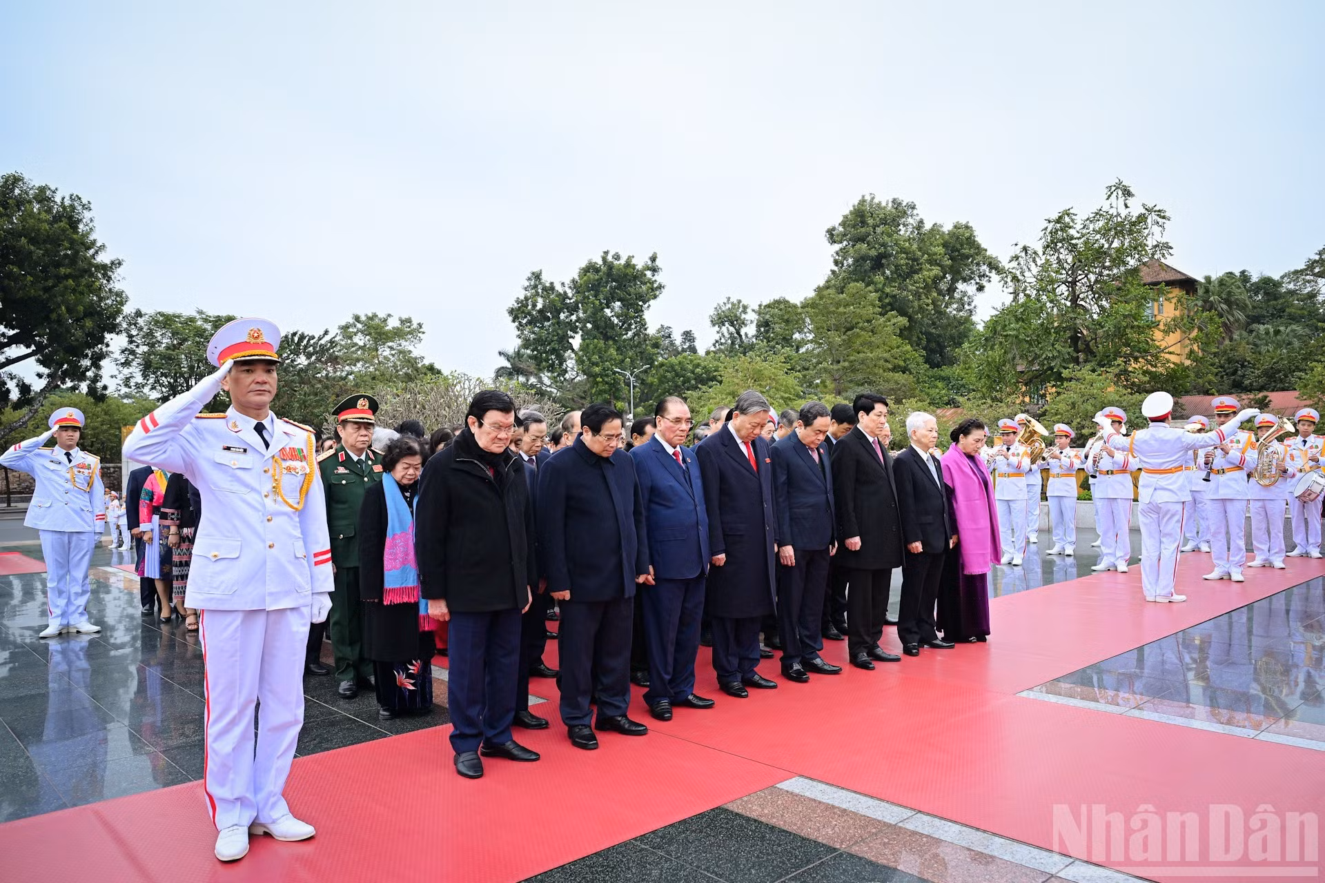 党和国家领导缅怀英雄烈士。