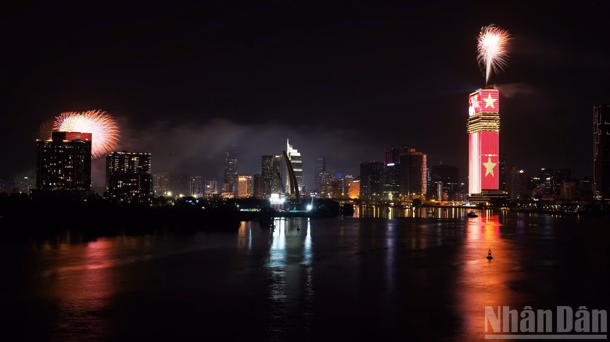 2026年1月1日凌晨0点，壮观的烟花照亮了胡志明市的夜空。