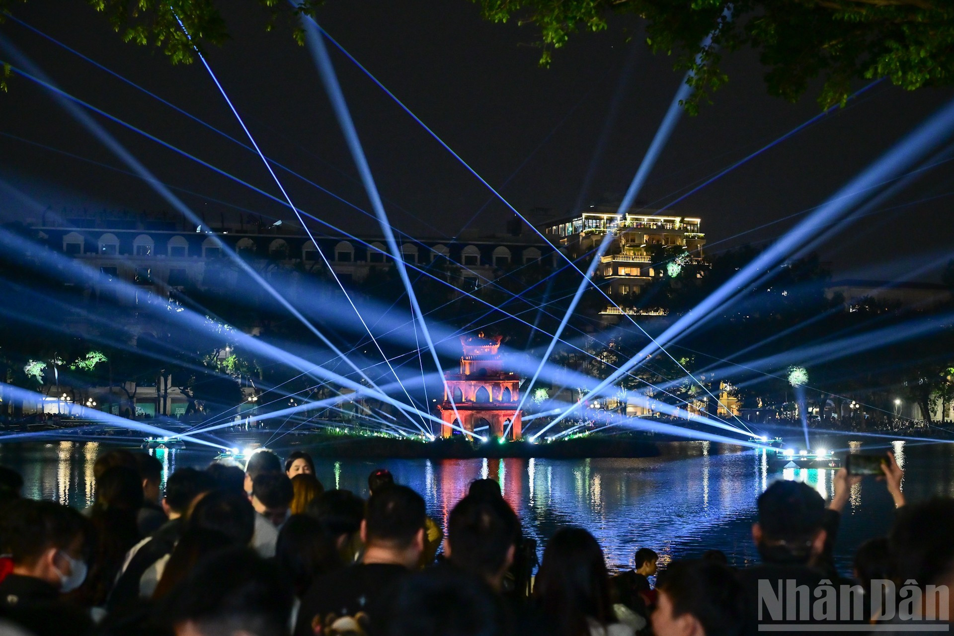 龟塔在现代灯光的映衬下熠熠生辉。