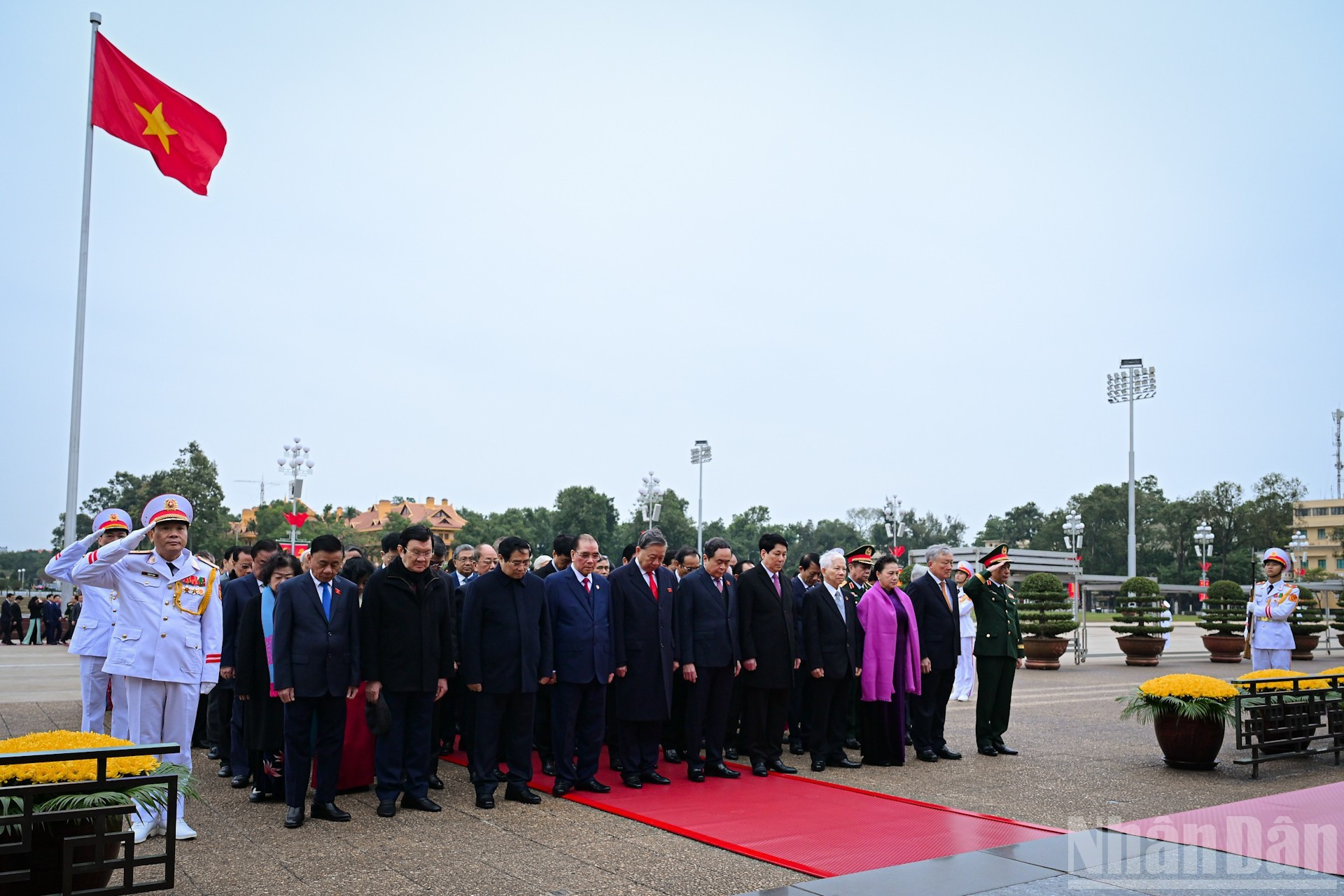 党和国家领导缅怀胡志明主席。