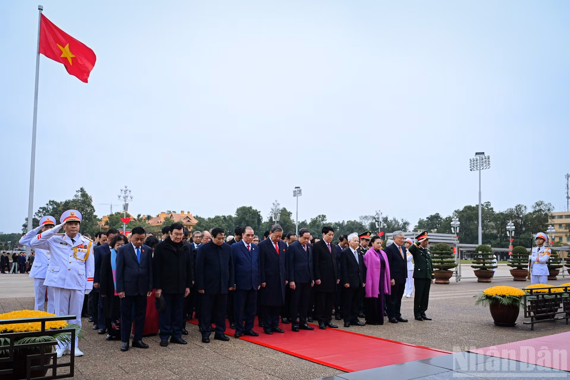 党和国家领导缅怀胡志明主席。