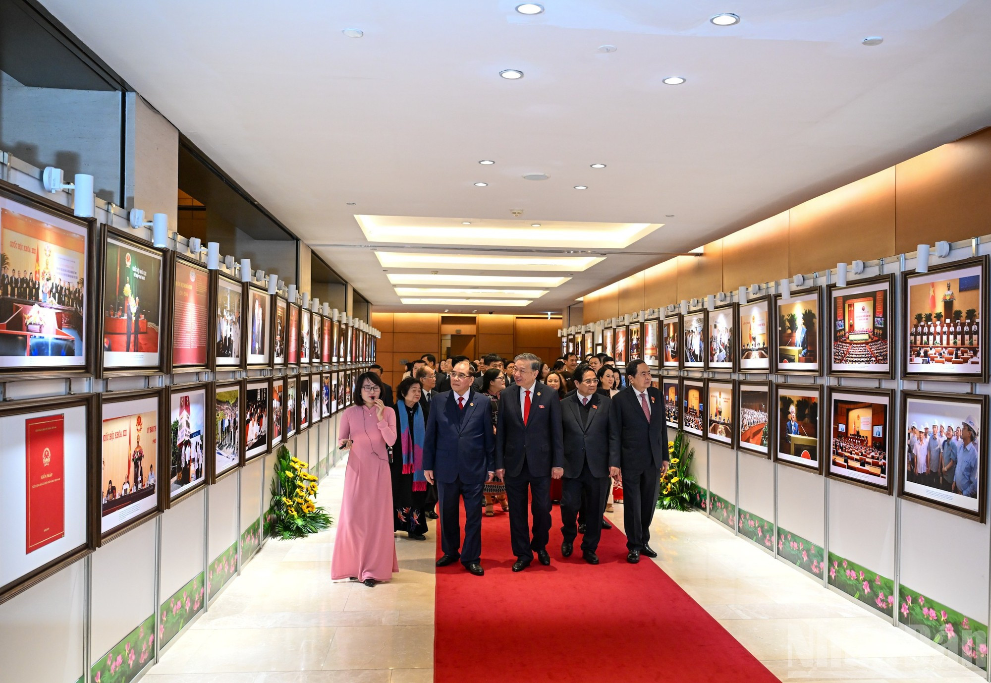 苏林总书记和党、国家领导、前领导人参观“越南国会80年历程”展览空间。